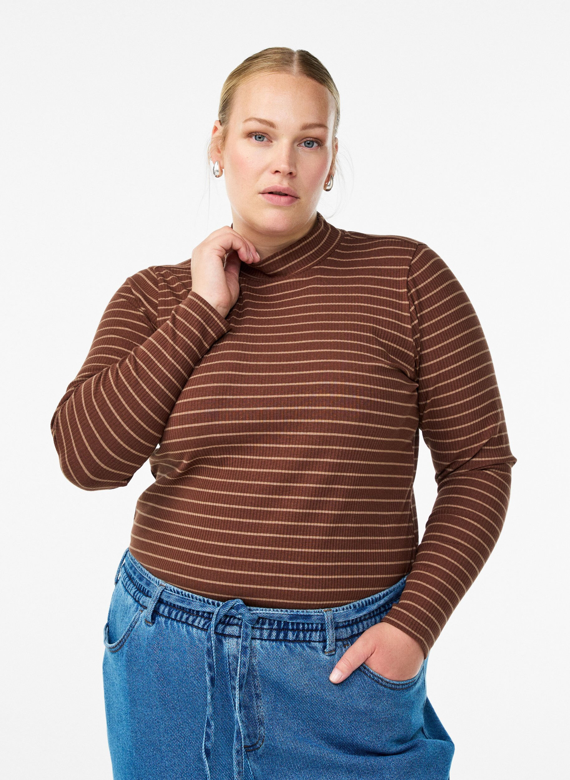 Zizzi Stribet jerseybluse i ribkvalitet med h&oslash;j hals, Brun, Model image number 0