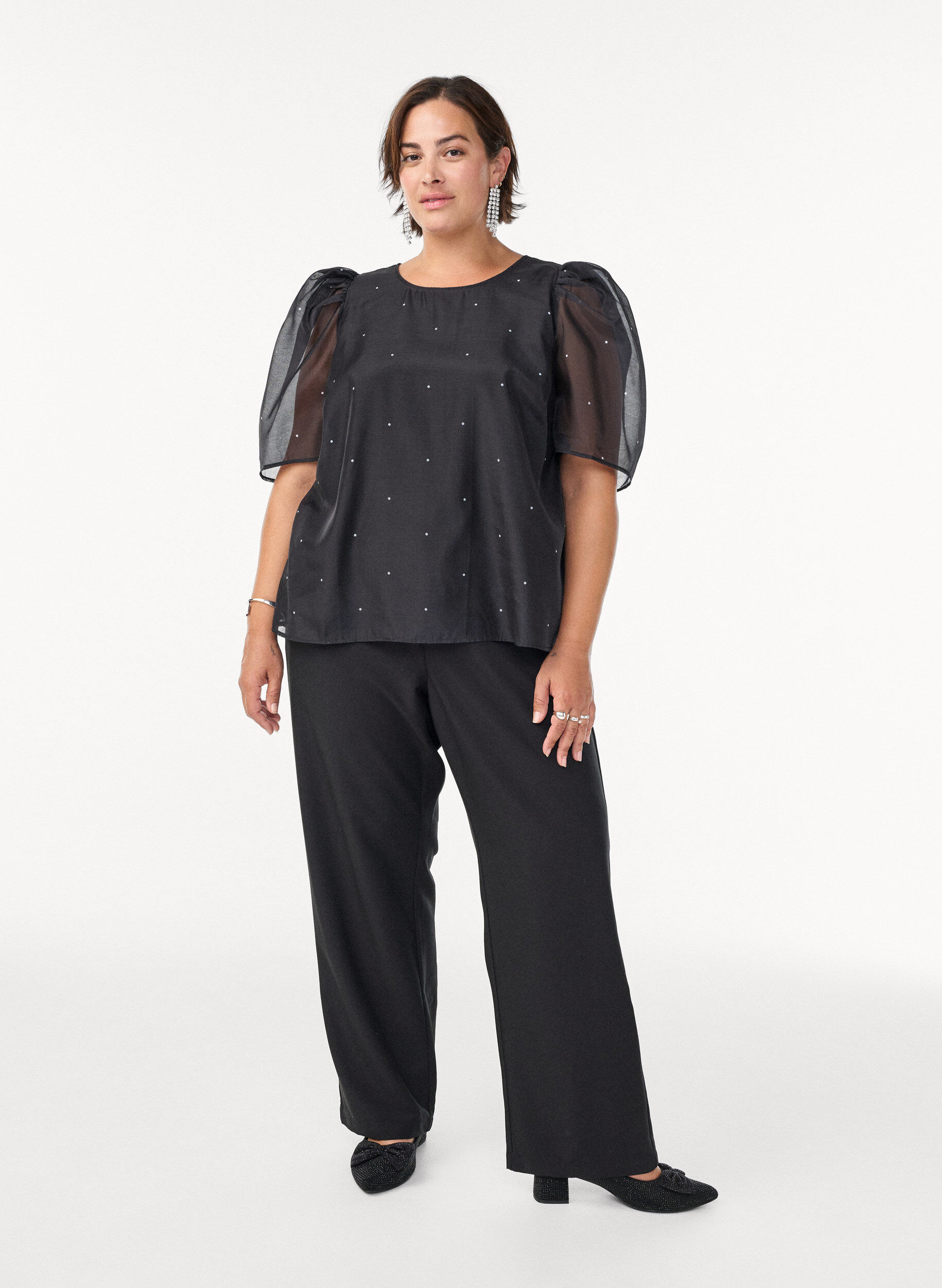 Zizzi Festbluse i organza-look med prikker, Sort, Model image number 1