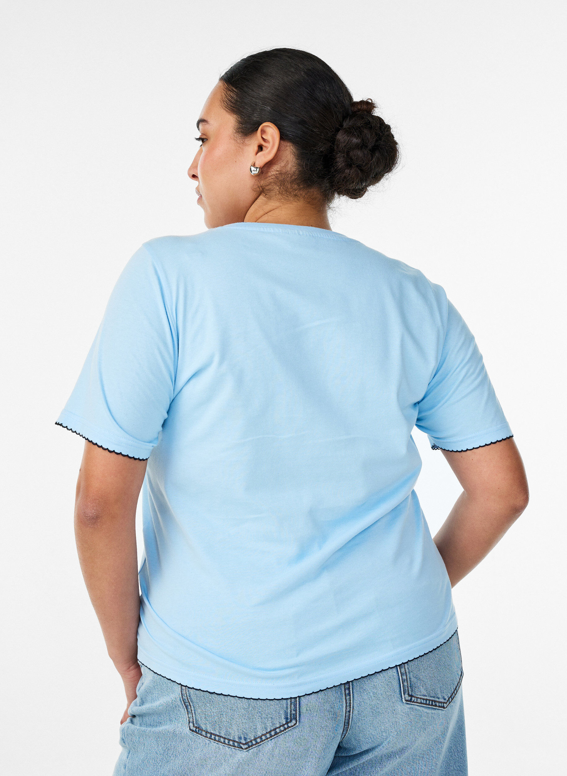 ZizziT-shirt i bomuld med b&oslash;lgede kontrastkanter, Bl&aring;, Model image number 2