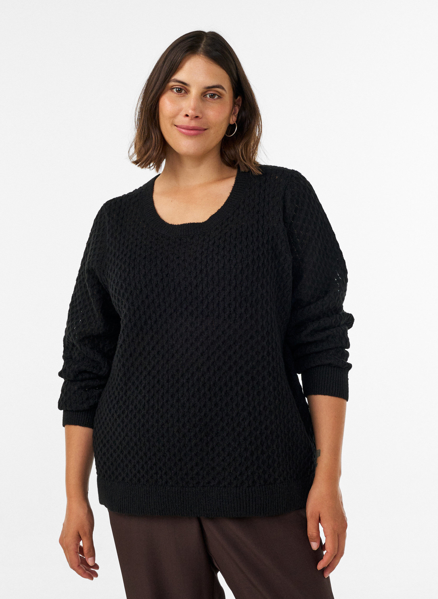 Strikbluse med struktureret hulm&oslash;nster, Sort, Model