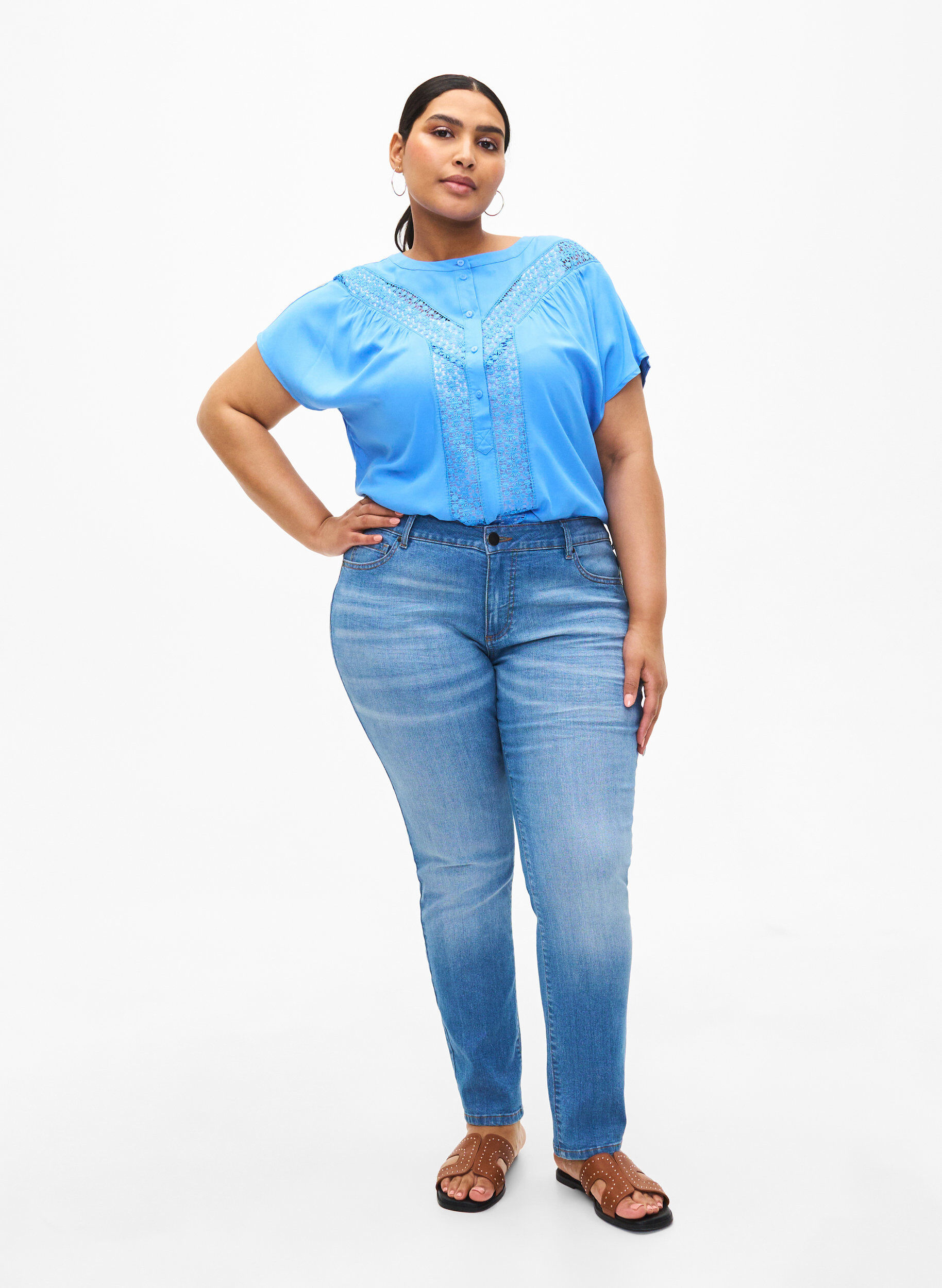 Zizzi Viskose bluse med blondeb&aring;nd, Marina, Model image number 2