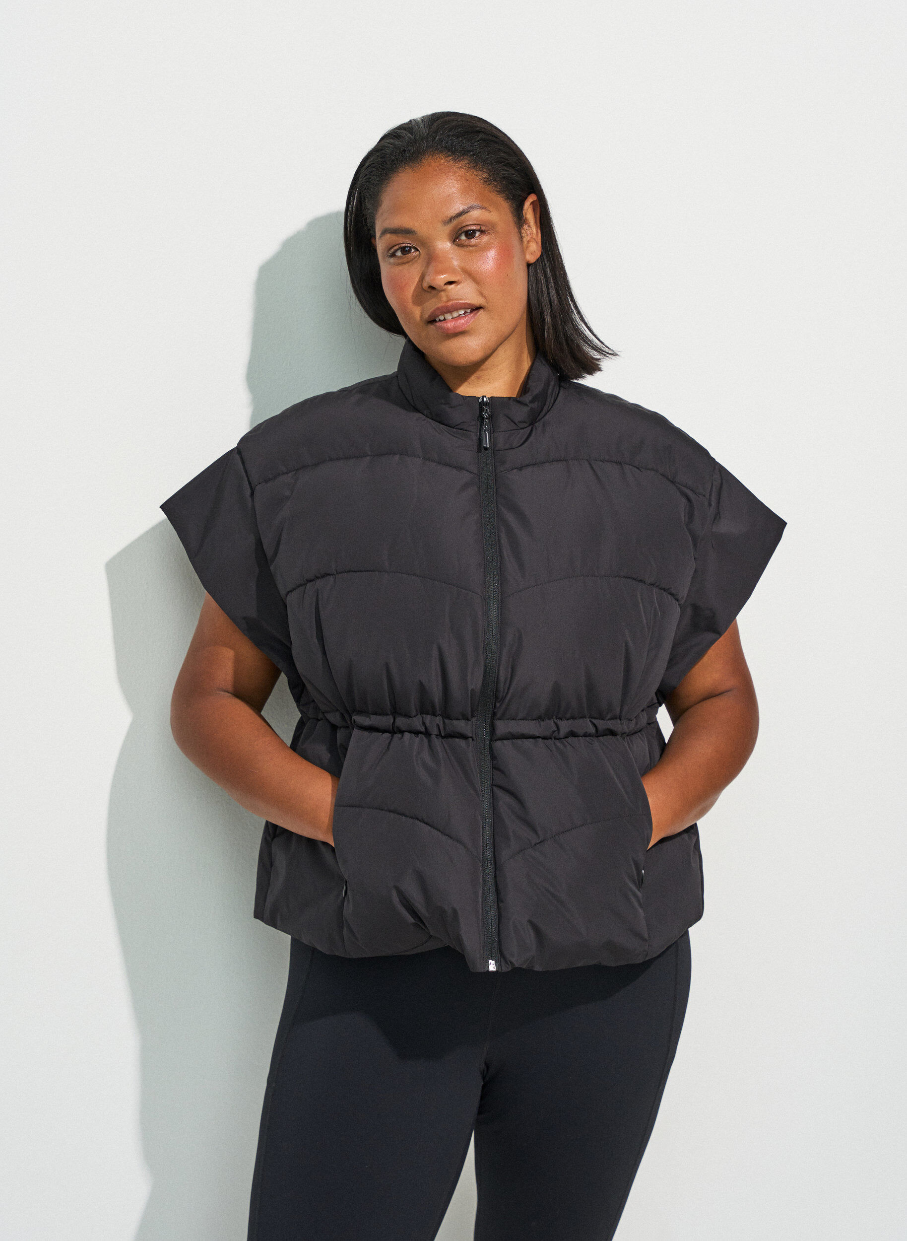 ZizziPuffervest med justerbar talje, Sort, Model image number 0