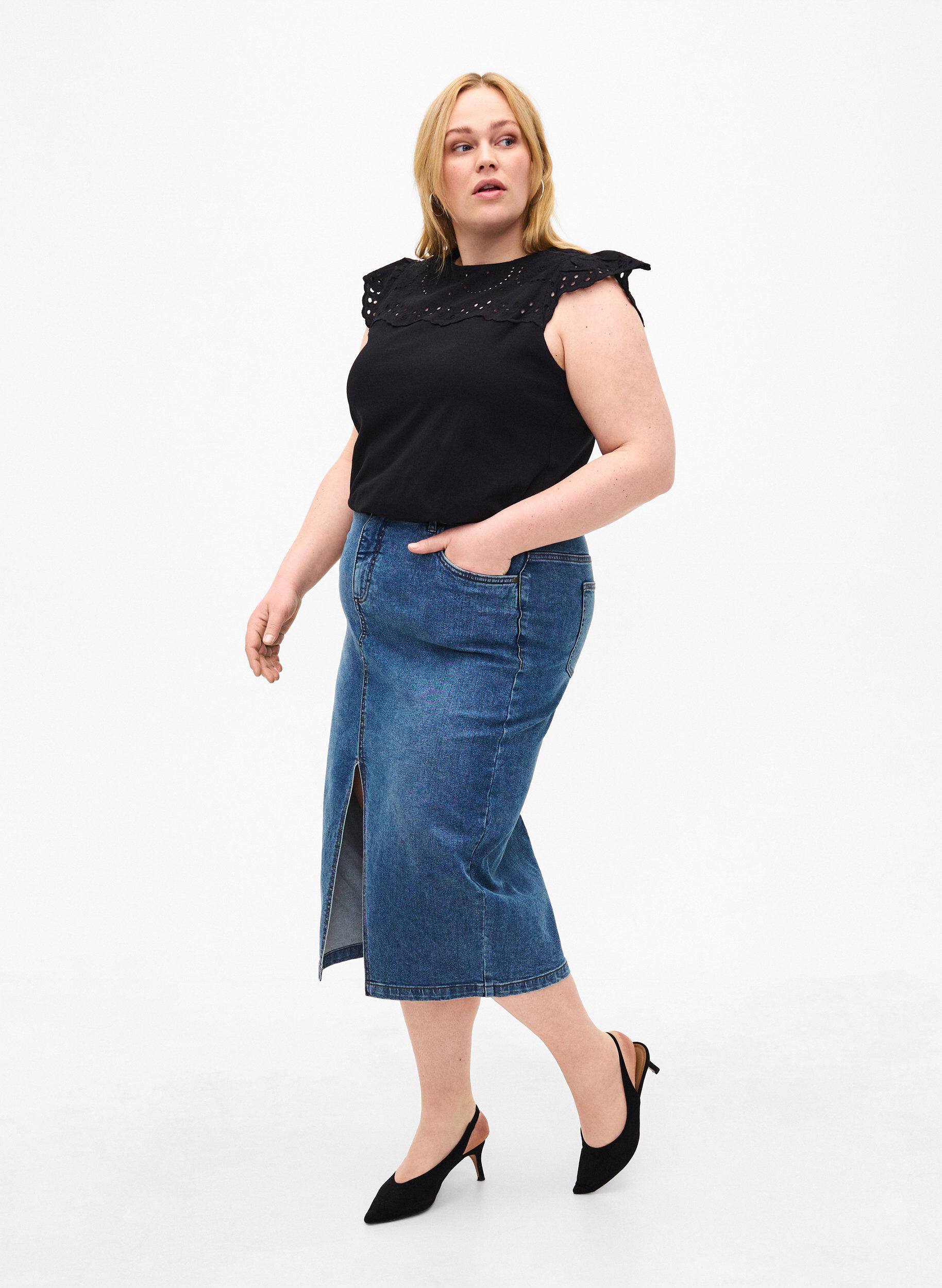 Zizzi T-shirt med broderi anglaise i &oslash;kologisk bomuld, Black, Model image number 2