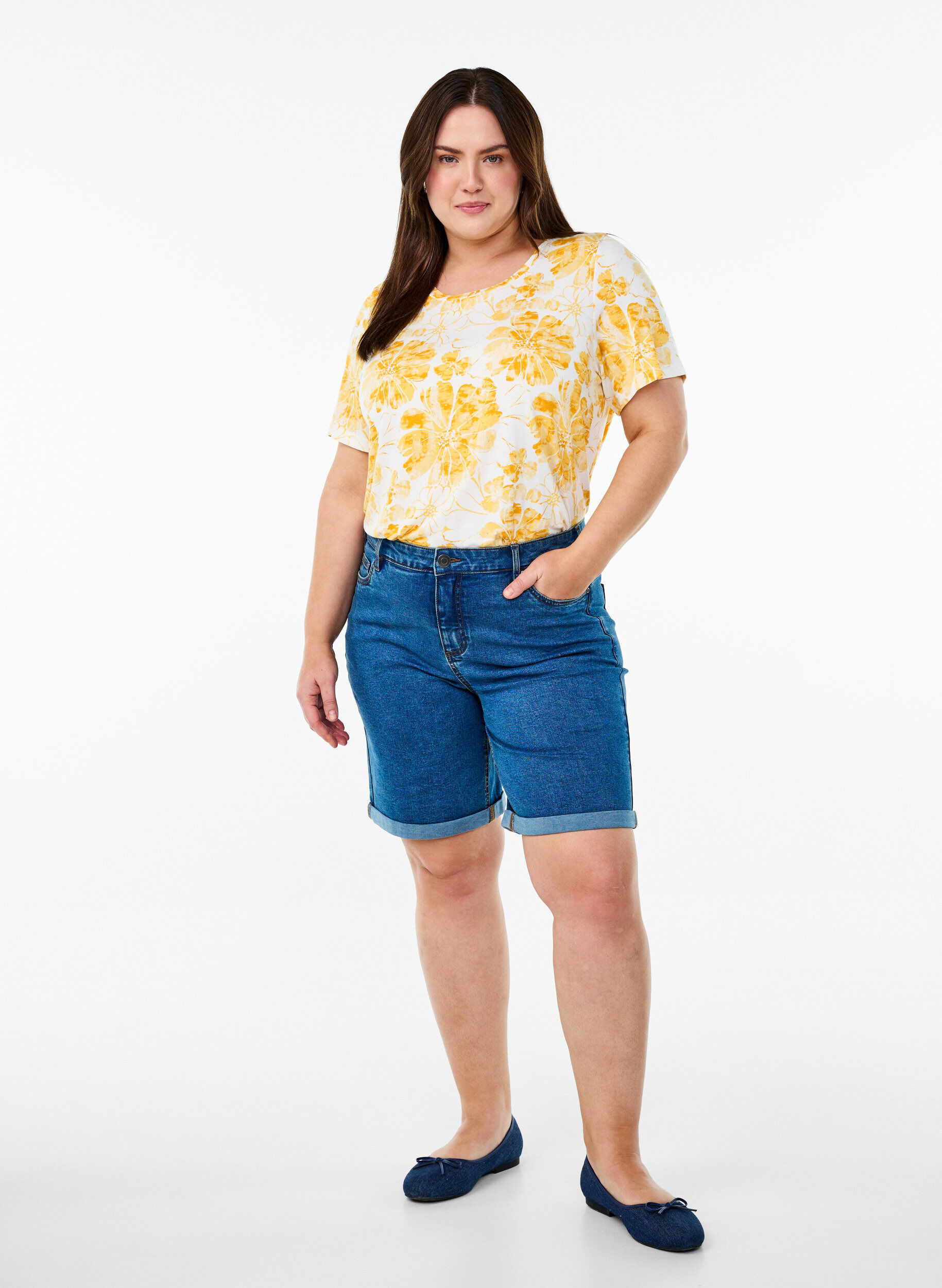 Zizzi T&aelig;tsiddende denimshorts med h&oslash;j talje, Bl&aring;, Model image number 1