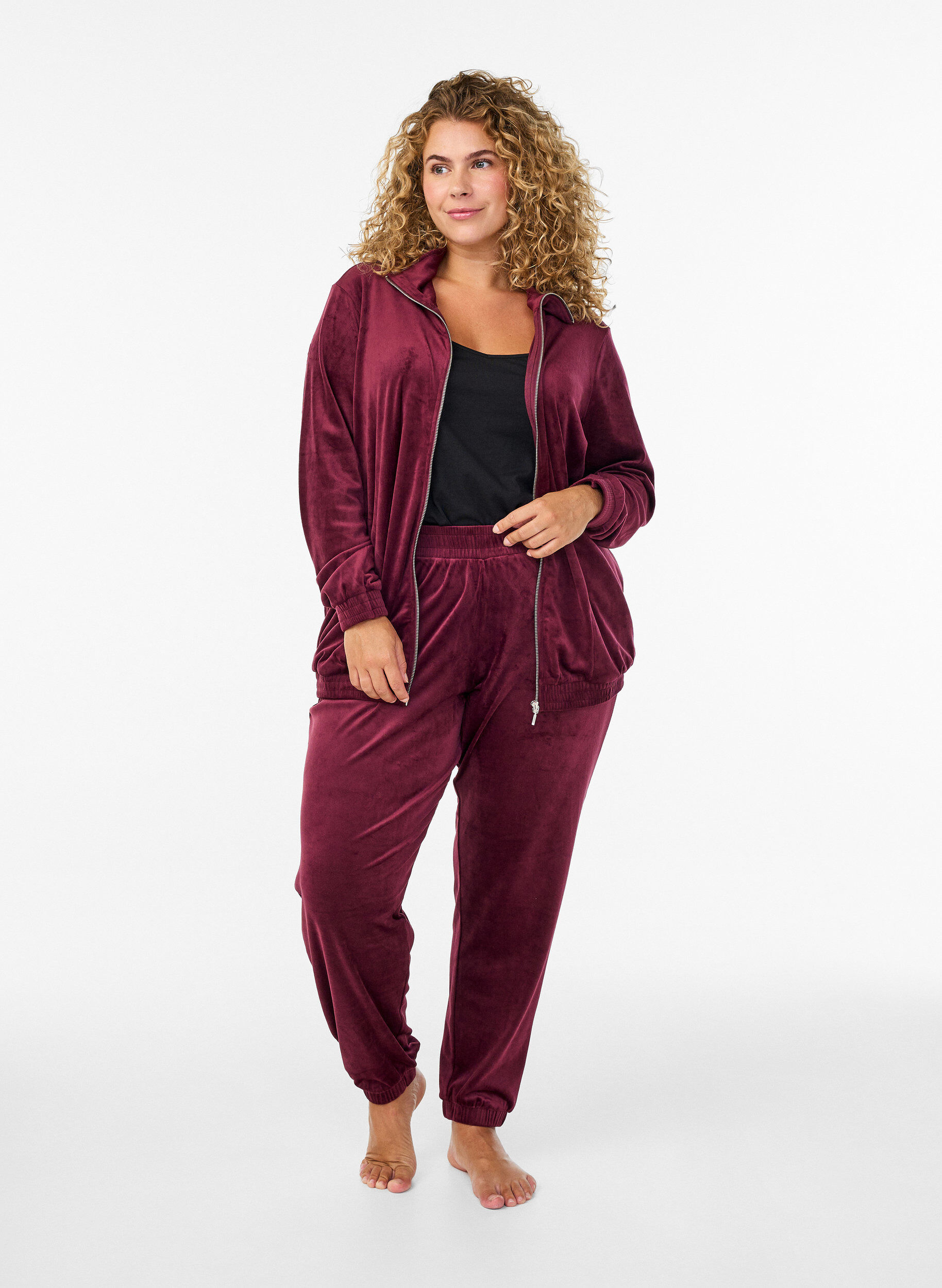 ZizziCardigan i bl&oslash;d velour med lynl&aring;s og h&oslash;j krave, M&oslash;rk Bordeaux, Model image number 1