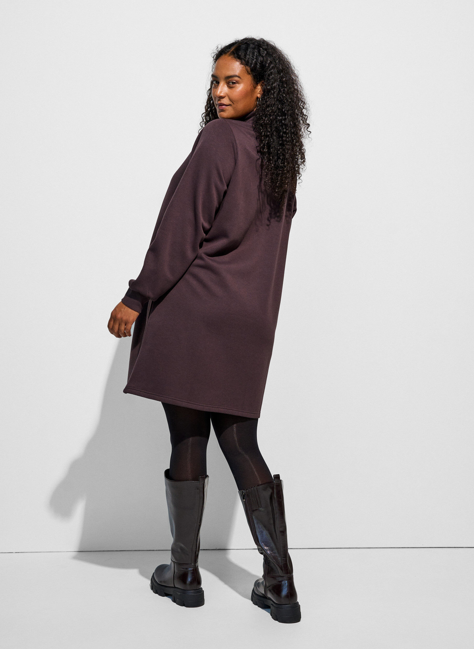 ZizziSweatkjole med h&oslash;j ribkrave og lynl&aring;s , Brun, Model image number 1