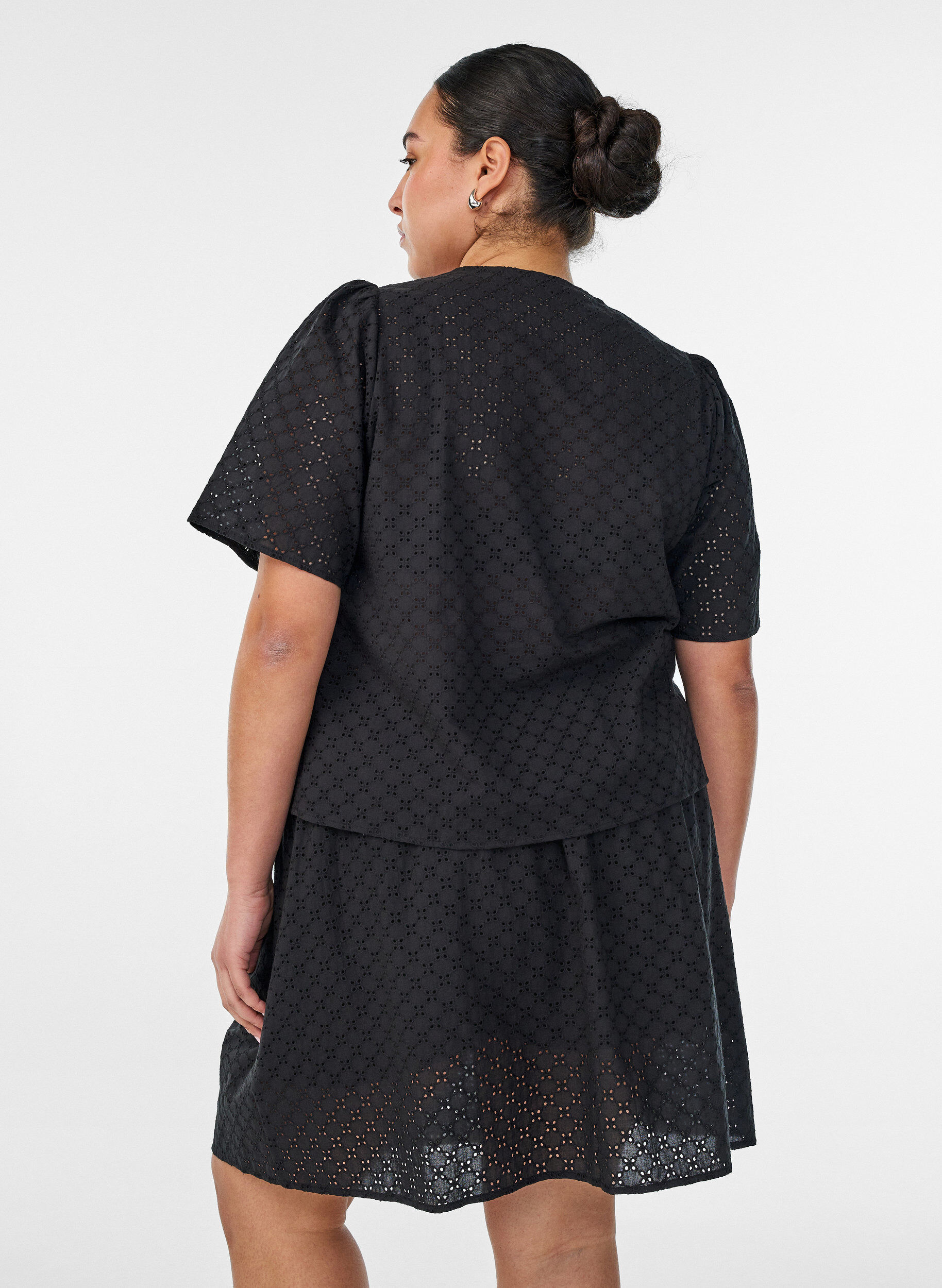 ZizziKort nederdel med broderie anglaise og elastisk talje, Sort, Model image number 1