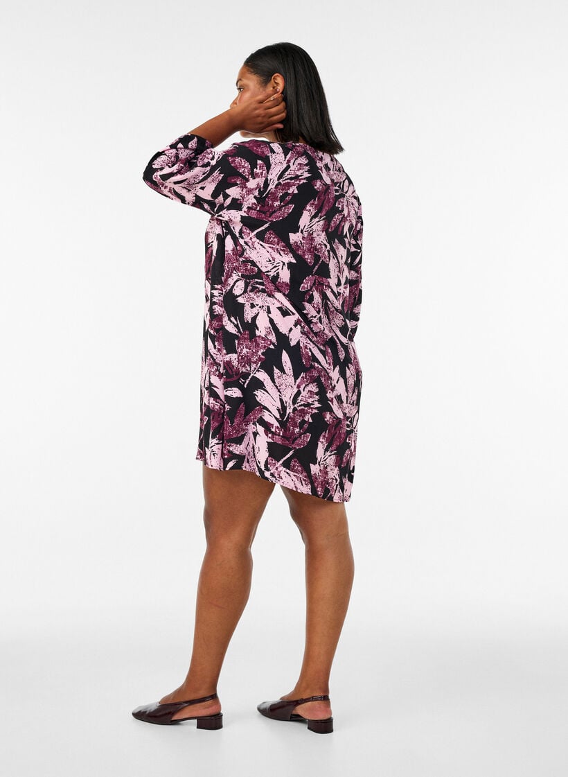 Kort kjole i viskose med blomsterprint og 3/4 &aelig;rmer, Sort, Model image number 2