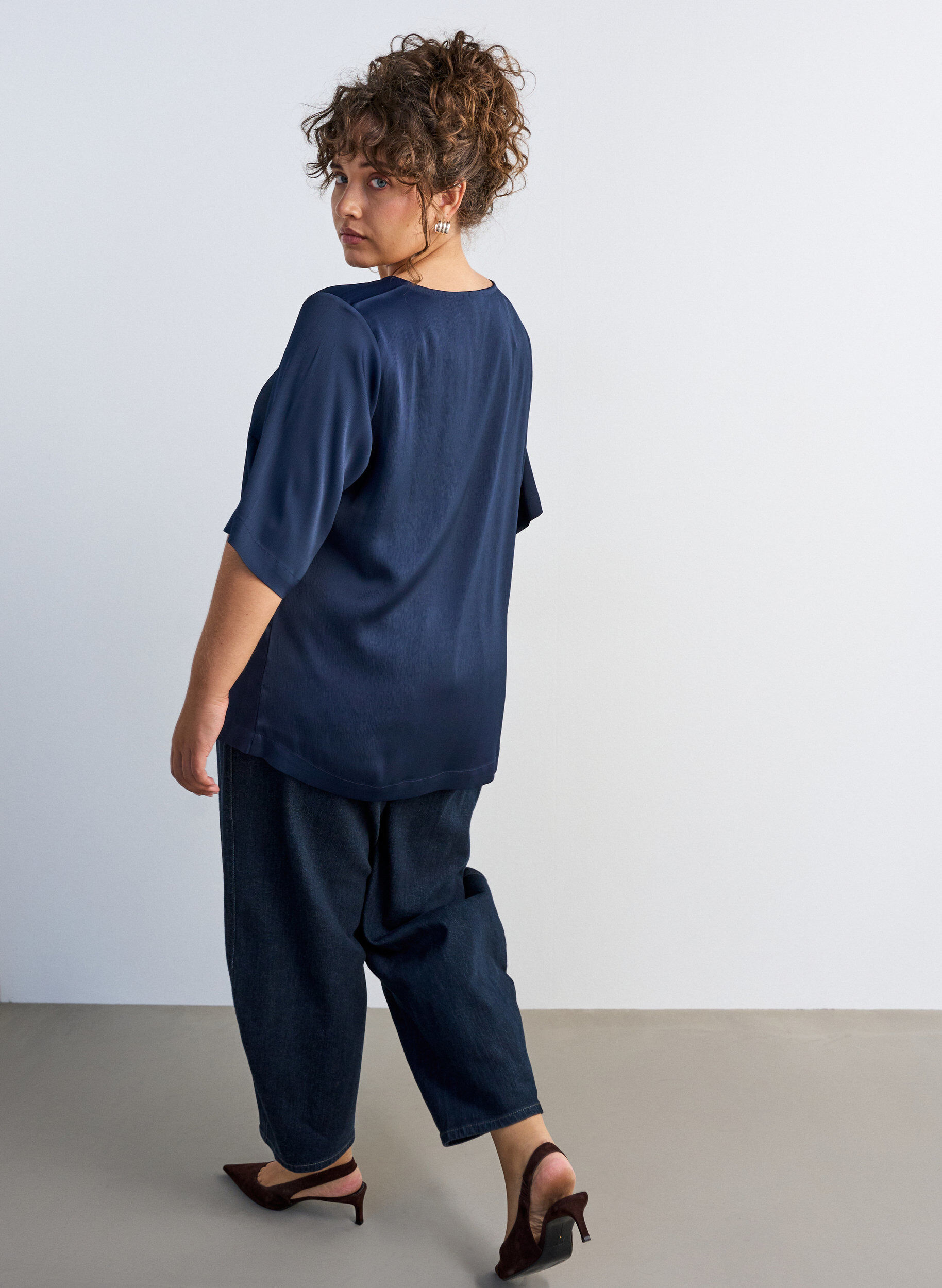 ZizziSatinbluse med albuelange &aelig;rmer, Bl&aring;, Model image number 2