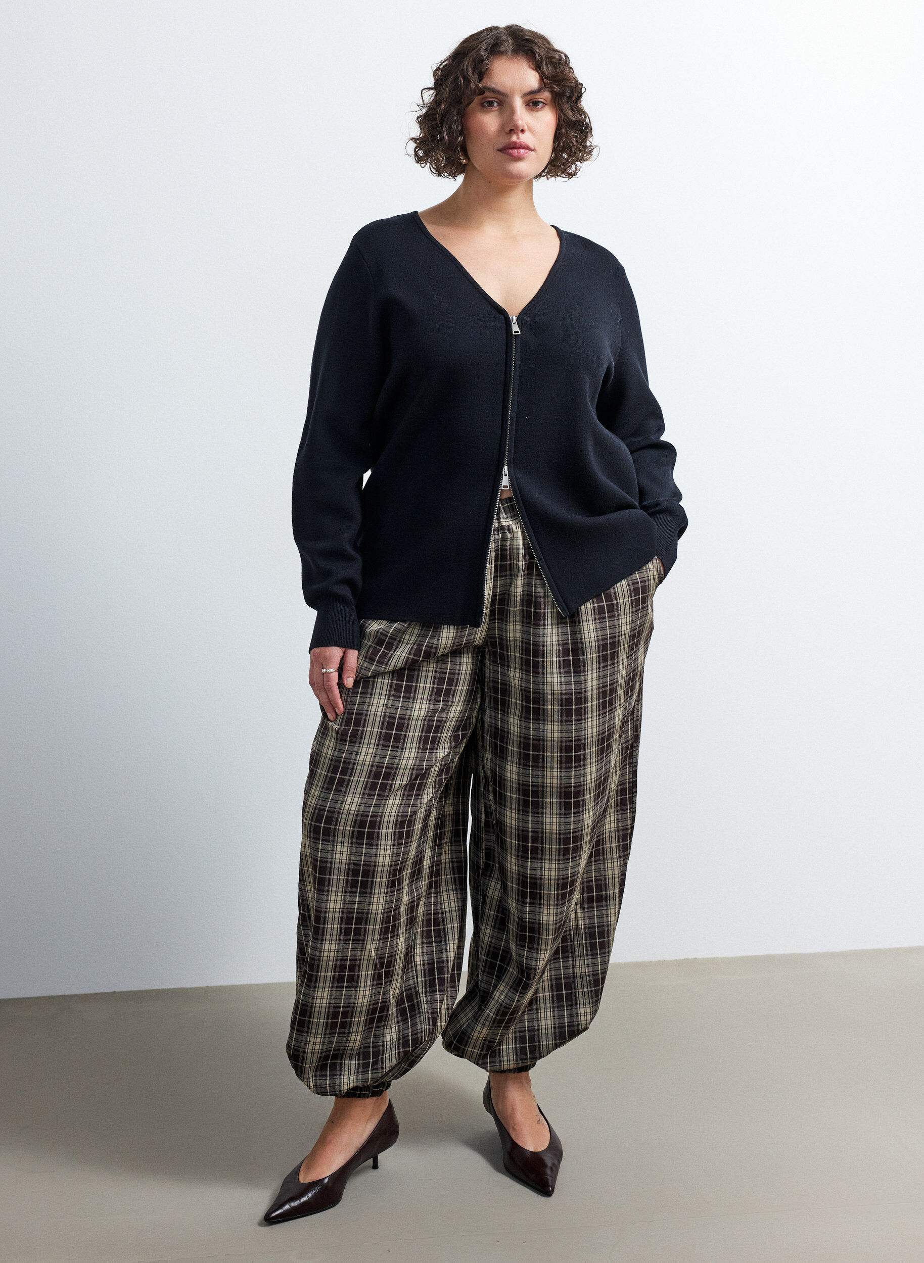 ZizziCardigan med 2-vejslynl&aring;s, Sort, Model image number 1