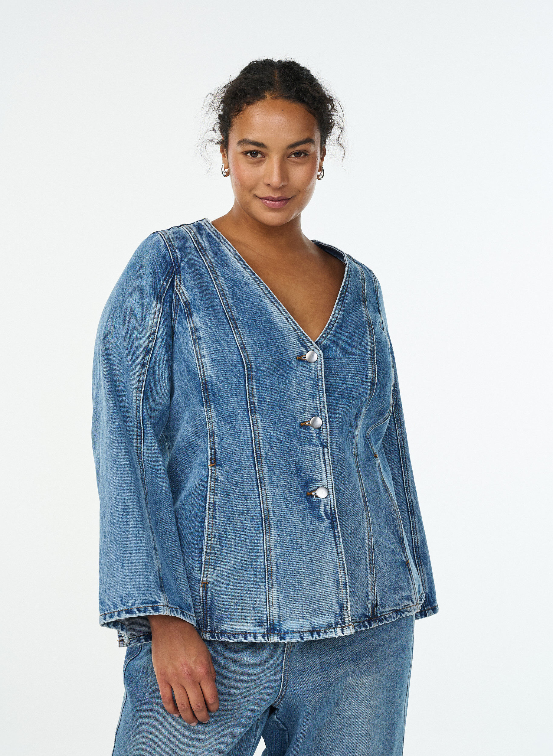 Denimjakke med formgivende syninger og V-udsk&aelig;ring, Bl&aring;, Model