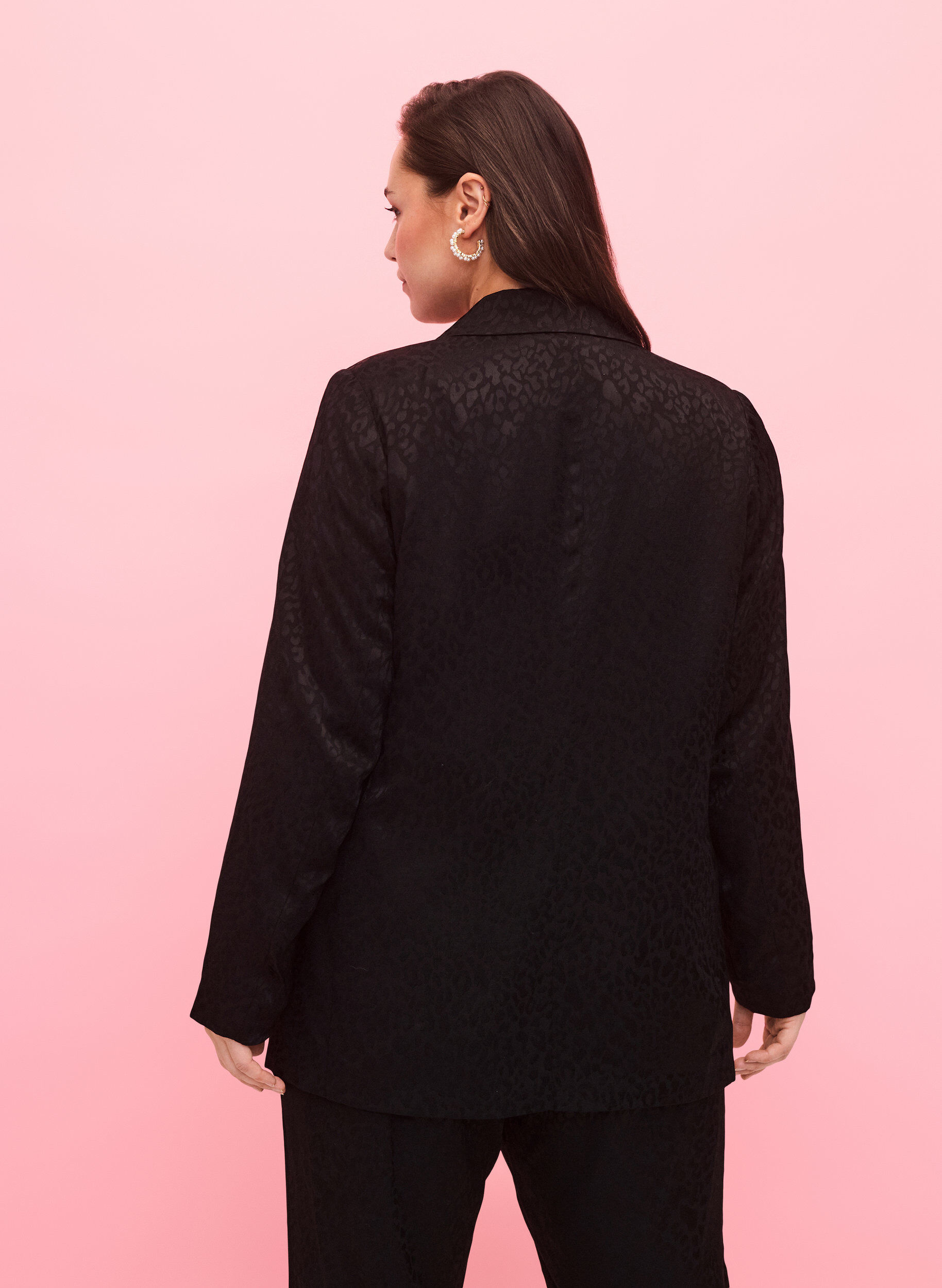 Zizzi Tone-i-tone jacquard blazer i viskose, Black, Model image number 1