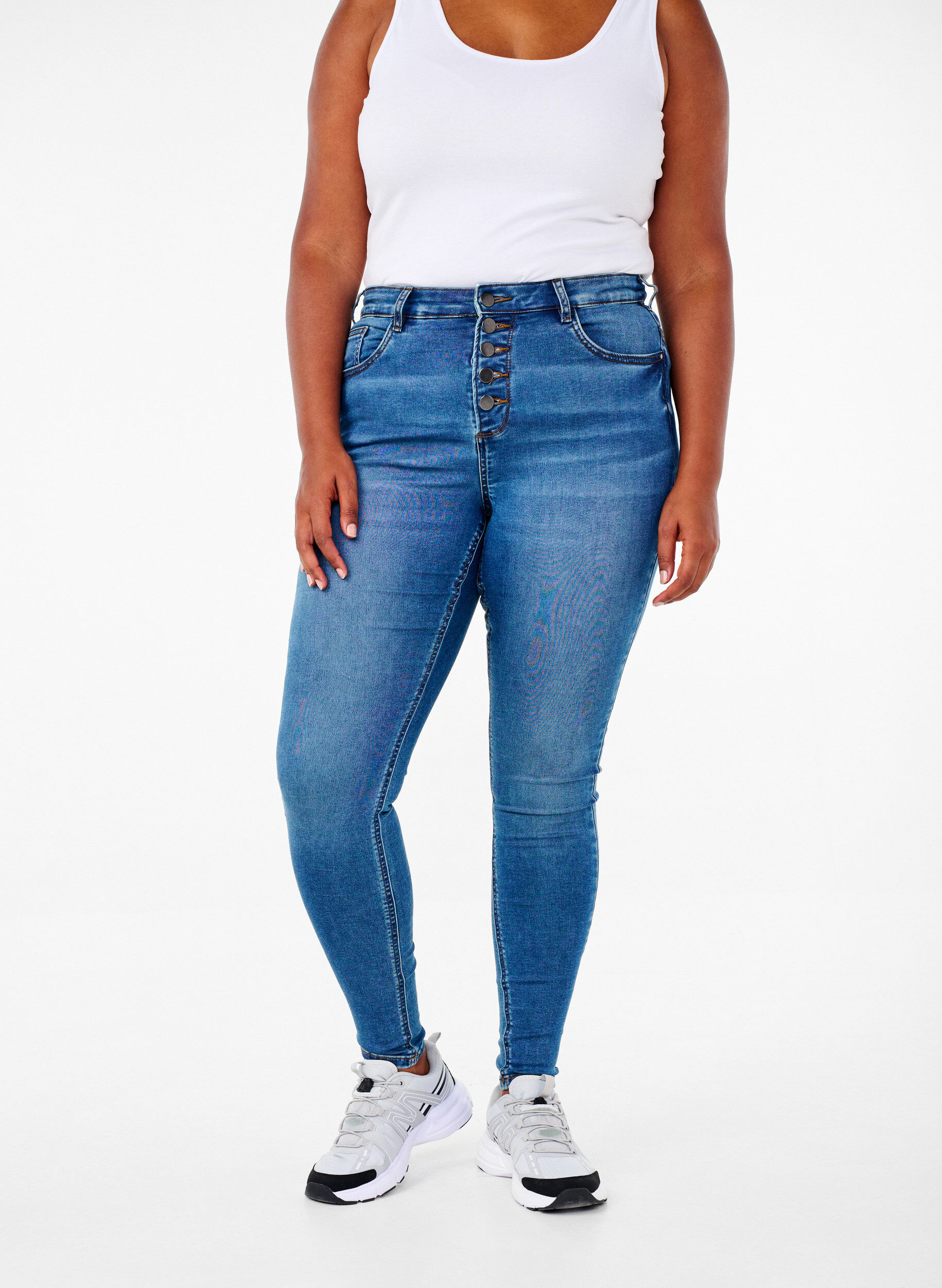 Zizzi H&oslash;jtaljede Amy jeans med knaplukning, Blue Denim, Model image number 2