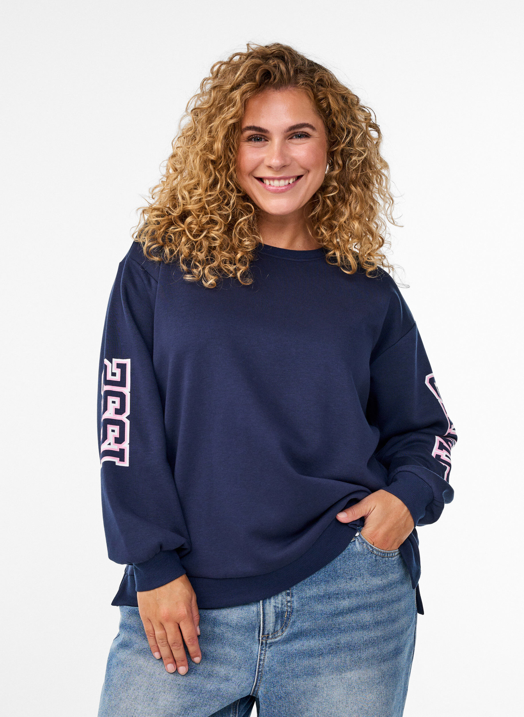 Zizzi Sweatshirt med statementprint p&aring; &aelig;rmer og ryg, Bl&aring;, Model image number 0