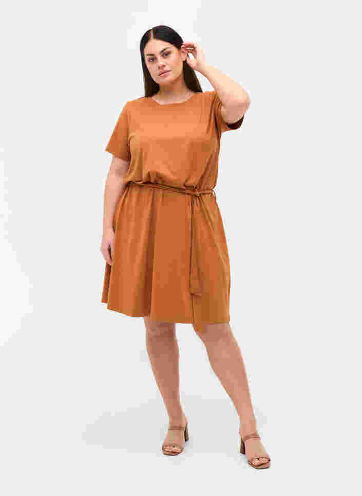 Kortærmet kjole med taljebælte, Pecan Brown, Model image number 2