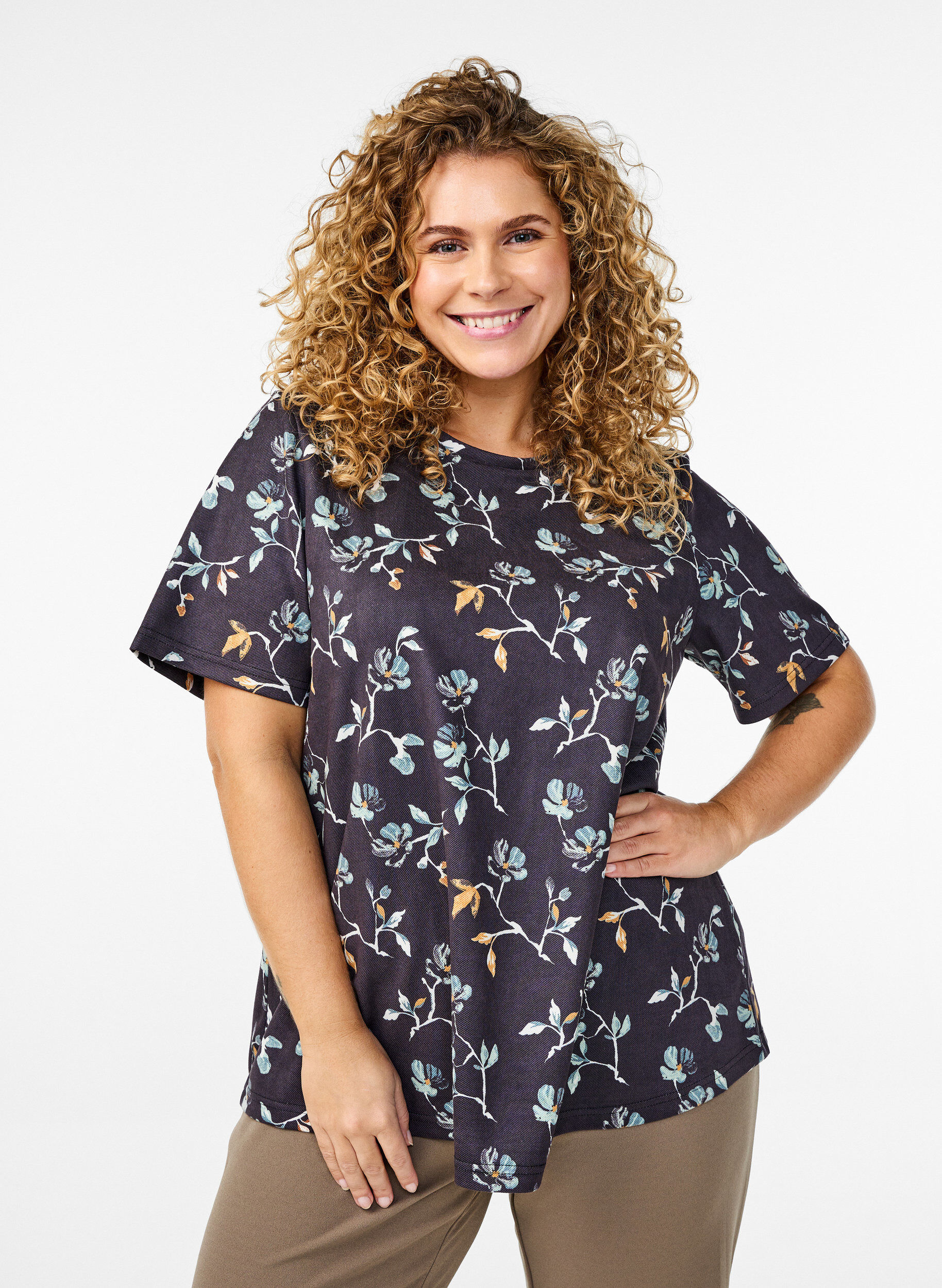FLASH - T-shirt med blomsterprint, Sort, Model