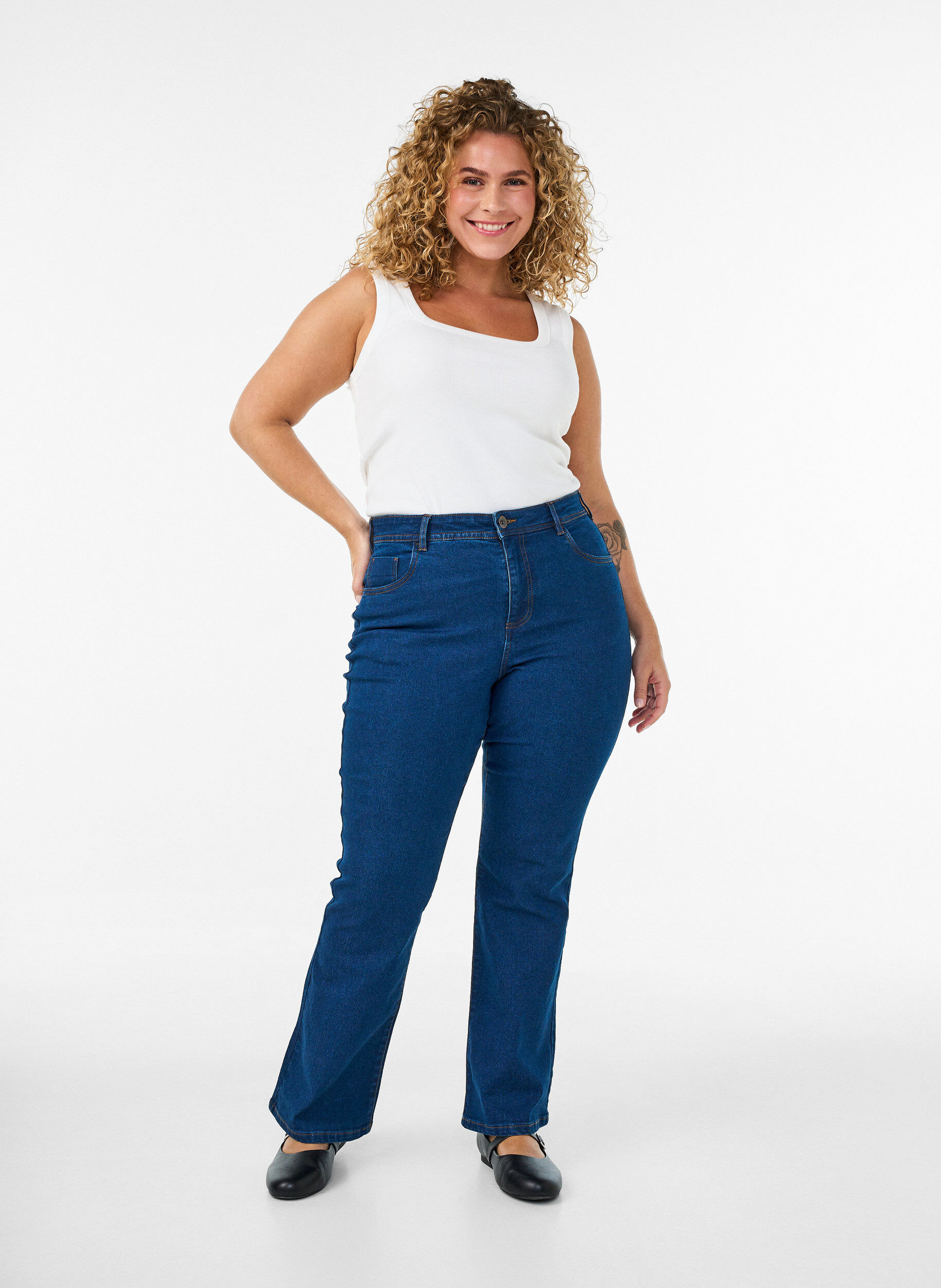 H&oslash;jtaljede jeans med bootcut, Bl&aring;, Model