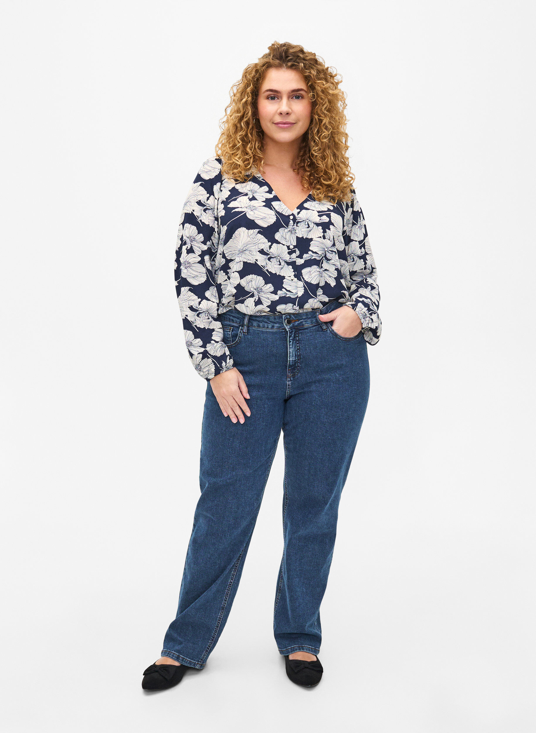 Zizzi Skjortebluse med v-hals og print, Navy B. Flower AOP, Model image number 2