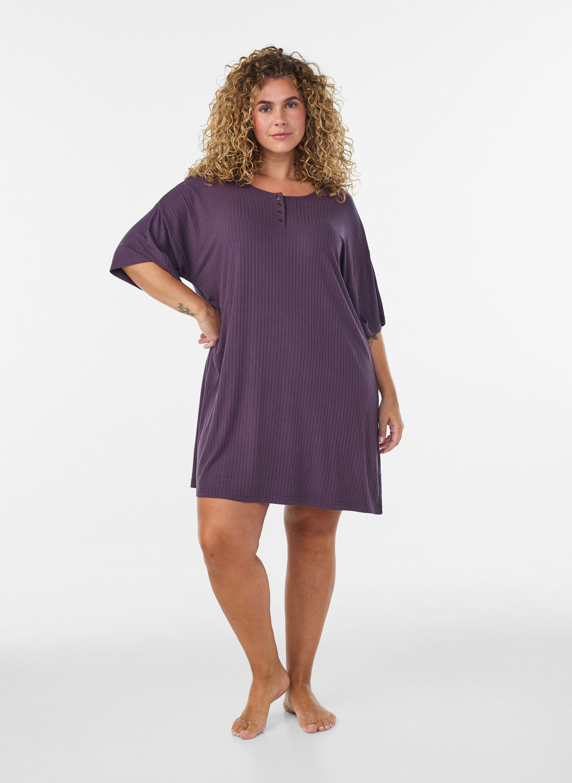 ZizziNatkjole i viskosejersey med ribstruktur, Lilla, Model image number 1