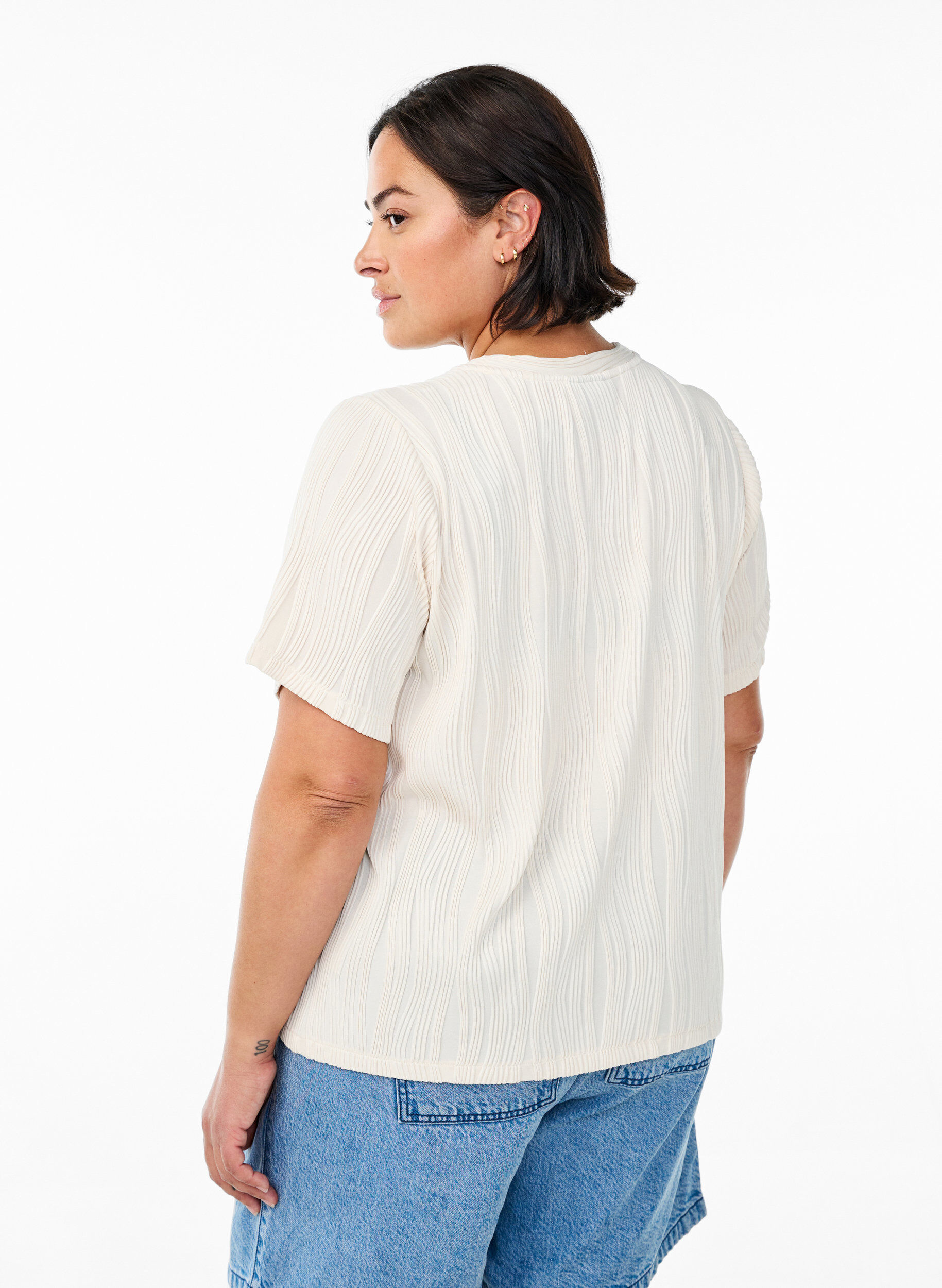 Zizzi Bluse med korte &aelig;rmer og b&oslash;lget struktur, Beige, Model image number 2