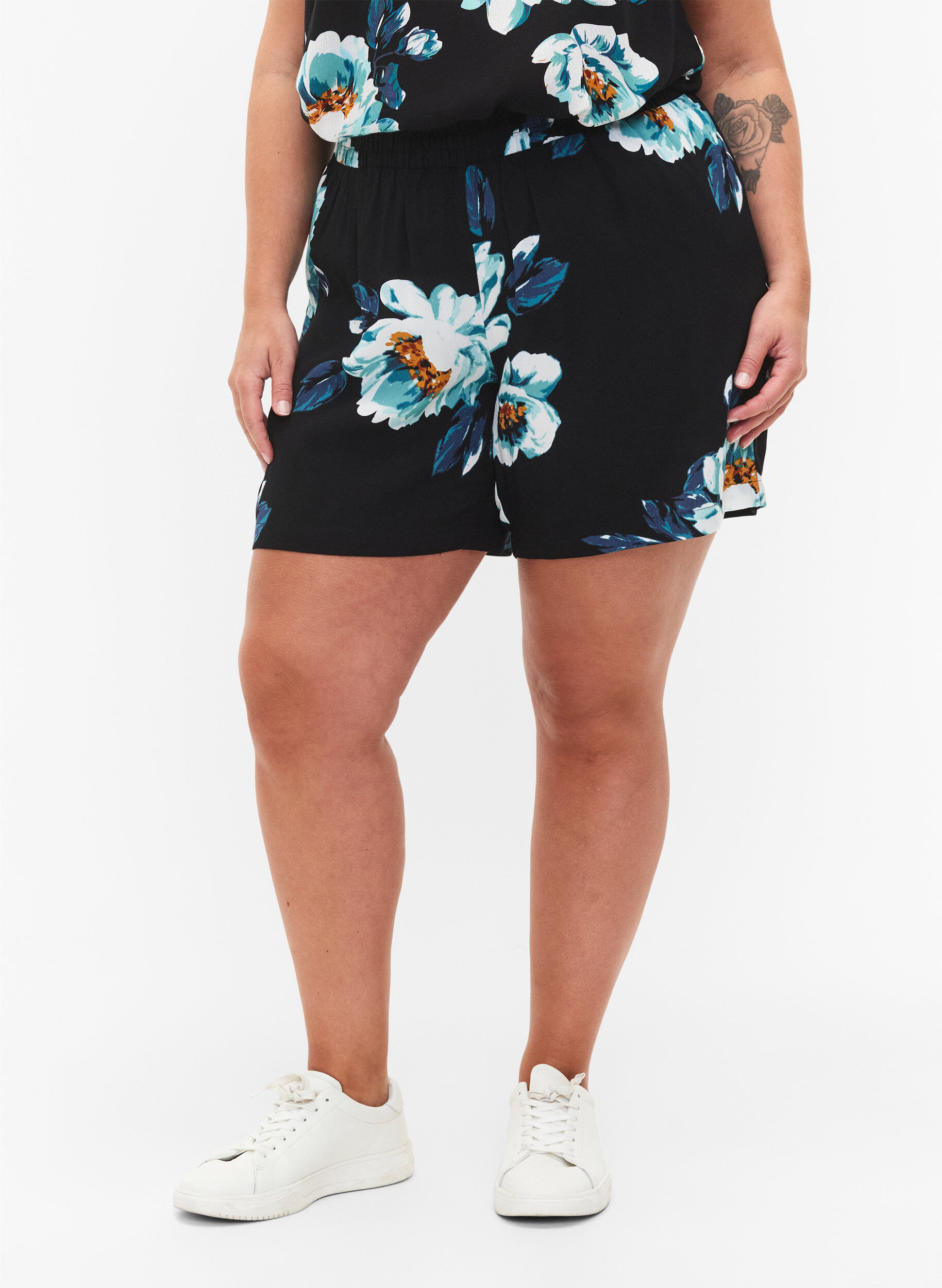 Zizzi L&oslash;stsiddende shorts i viskose, Black Big Flower, Model image number 2