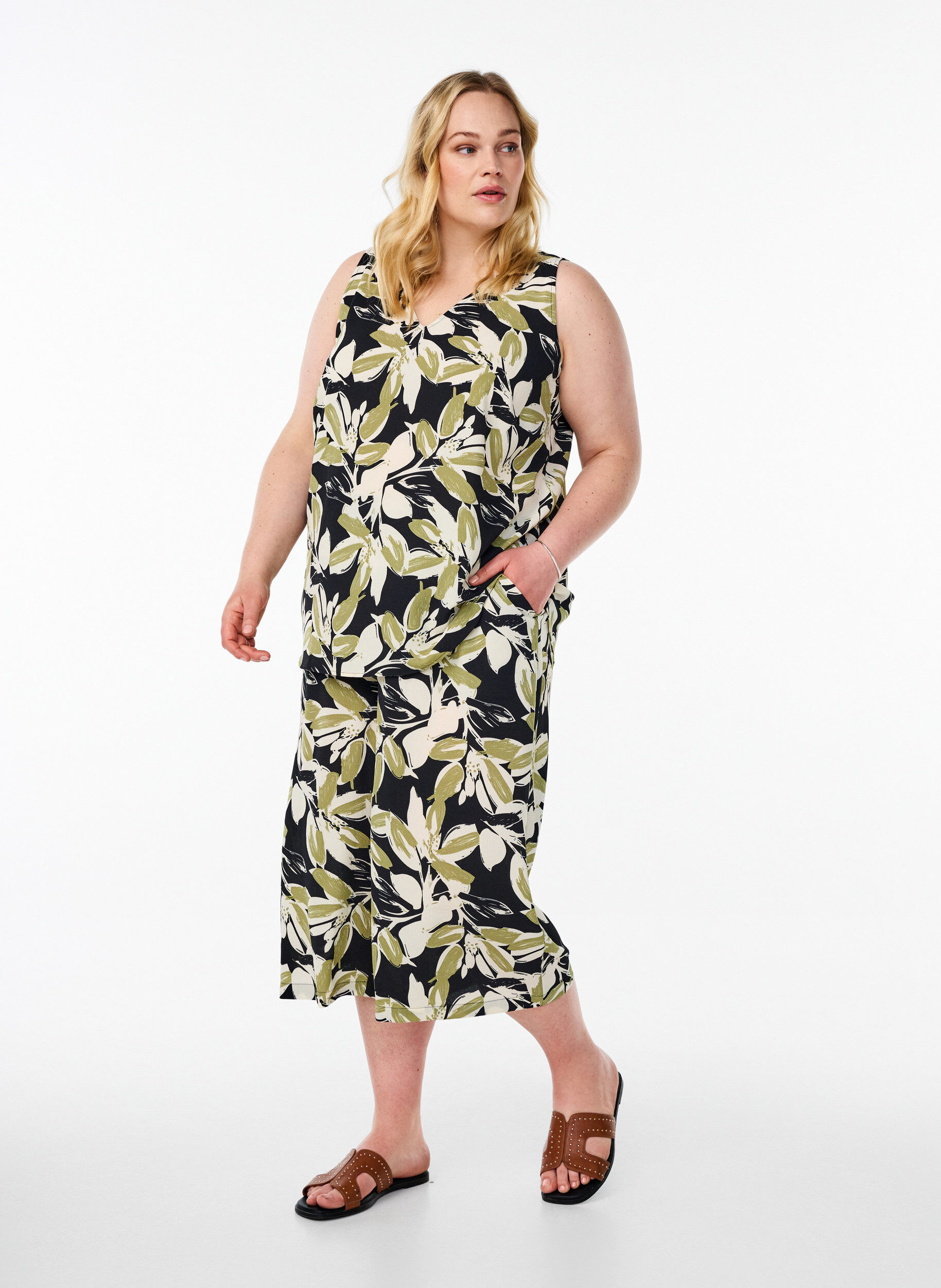 Zizzi Printet top med v-hals , Sort, Model image number 1