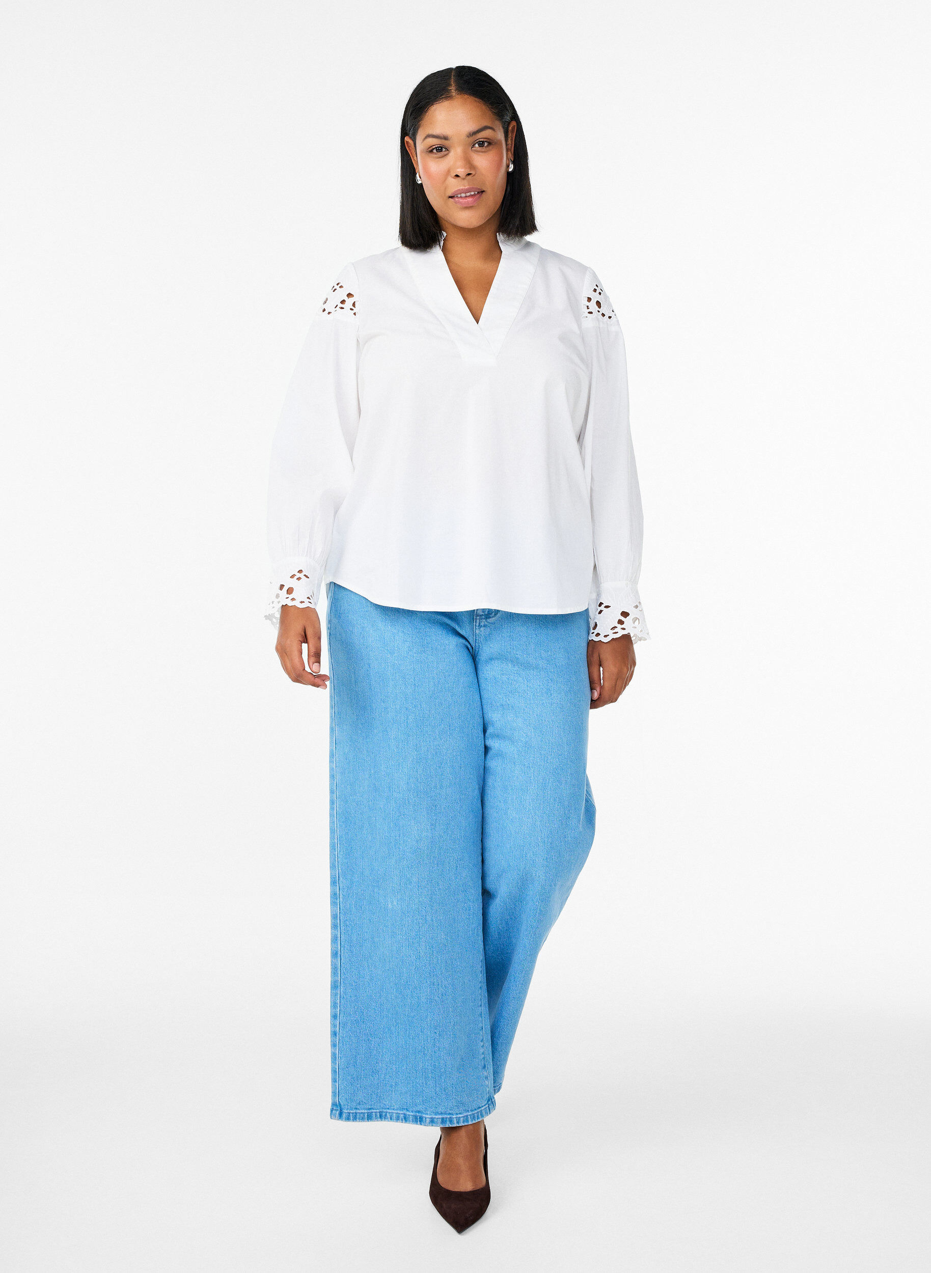 Zizzi Bluse med V-udsk&aelig;ring og broderie anglaise-detaljer, Hvid, Model image number 1