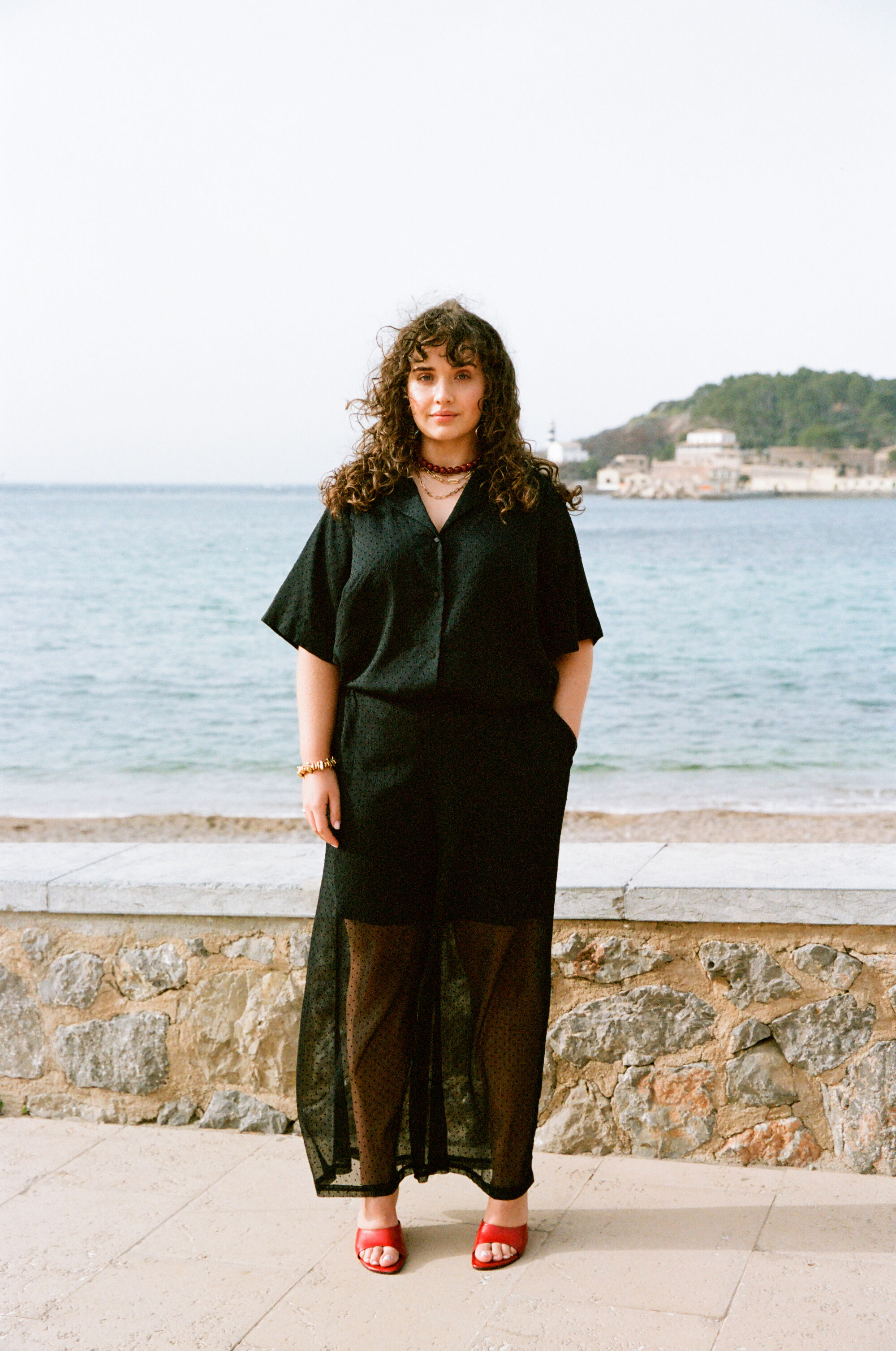 ZizziElegant sort med r&oslash;de accenter, , Model