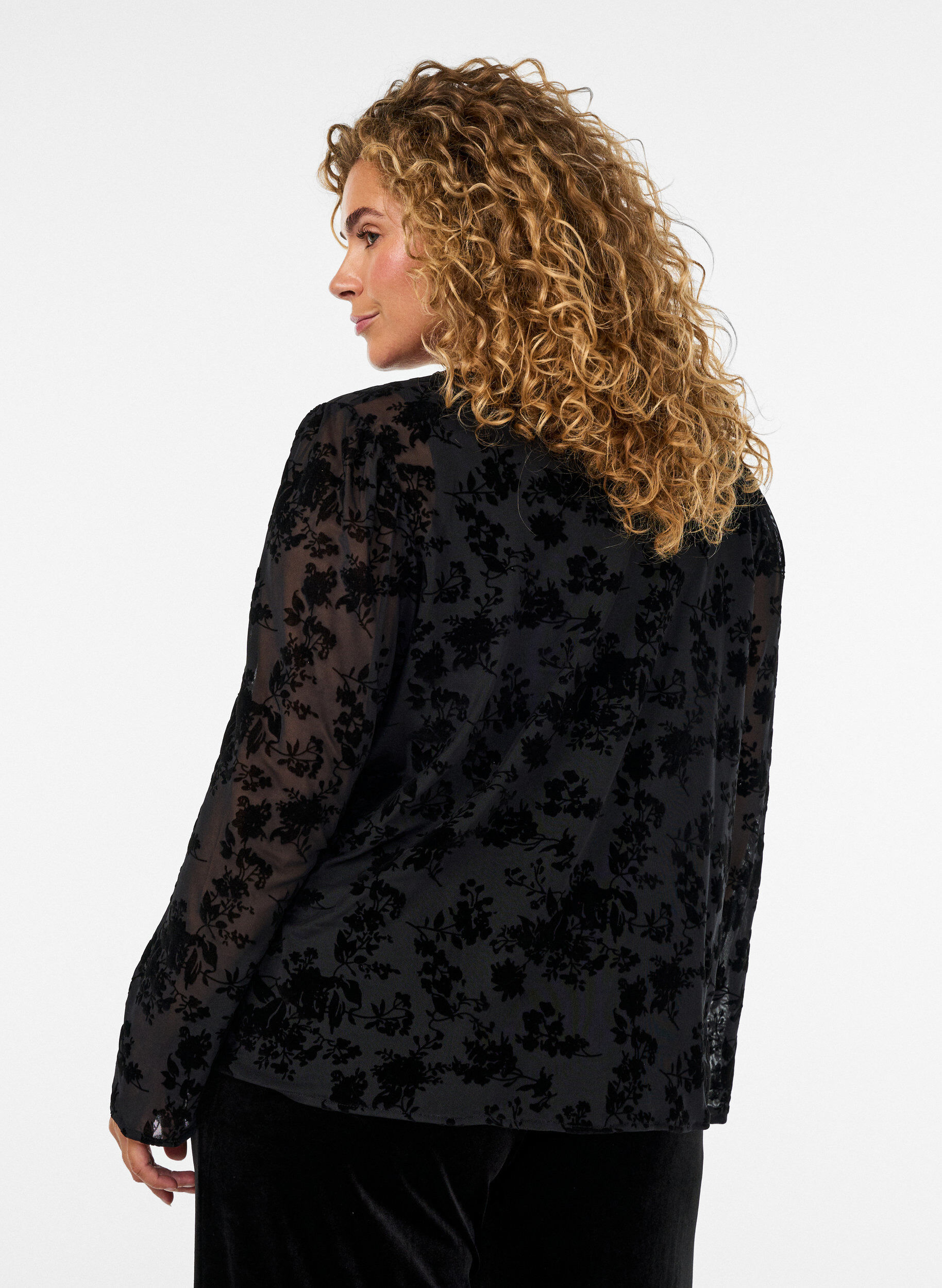 ZizziMeshbluse med blomsterm&oslash;nster og &aring;ben front, Sort, Model image number 2