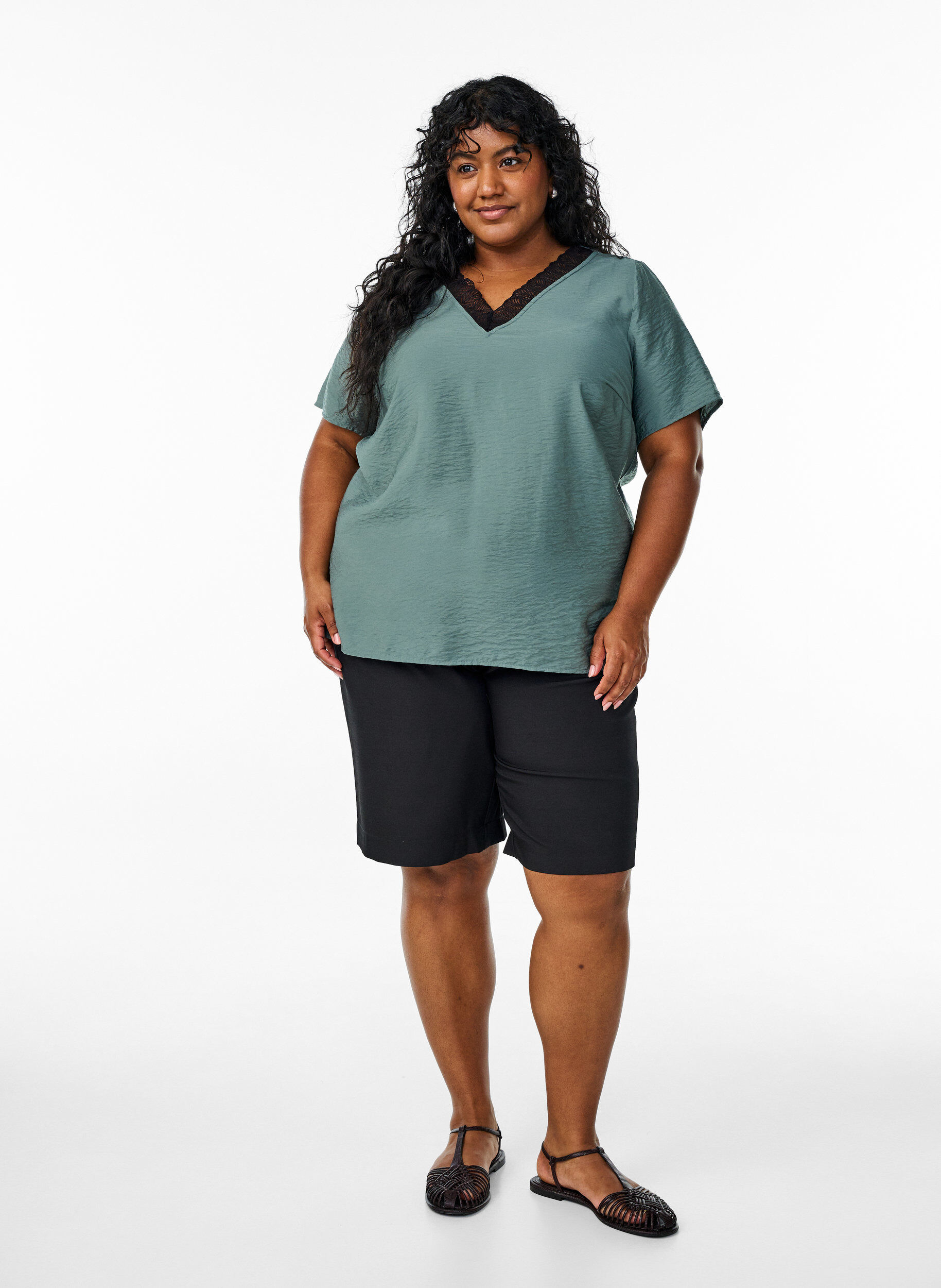 Zizzi Kort&aelig;rmet bluse i viskose med blondekant, Gr&oslash;n, Model image number 1