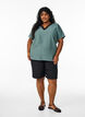 Kortærmet bluse i viskose med blondekant, Grøn, Model image number 1