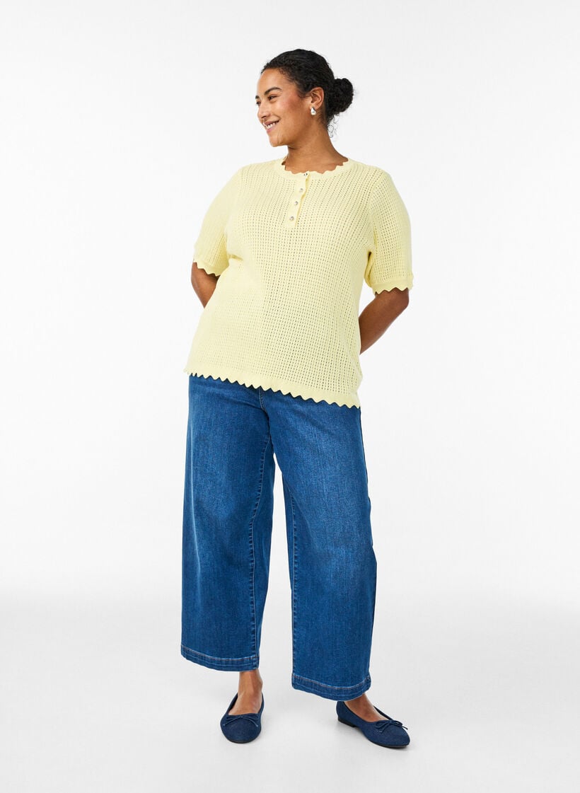 Kort&aelig;rmet strikbluse med hulm&oslash;nster og b&oslash;lgede kanter, Gul, Model image number 1