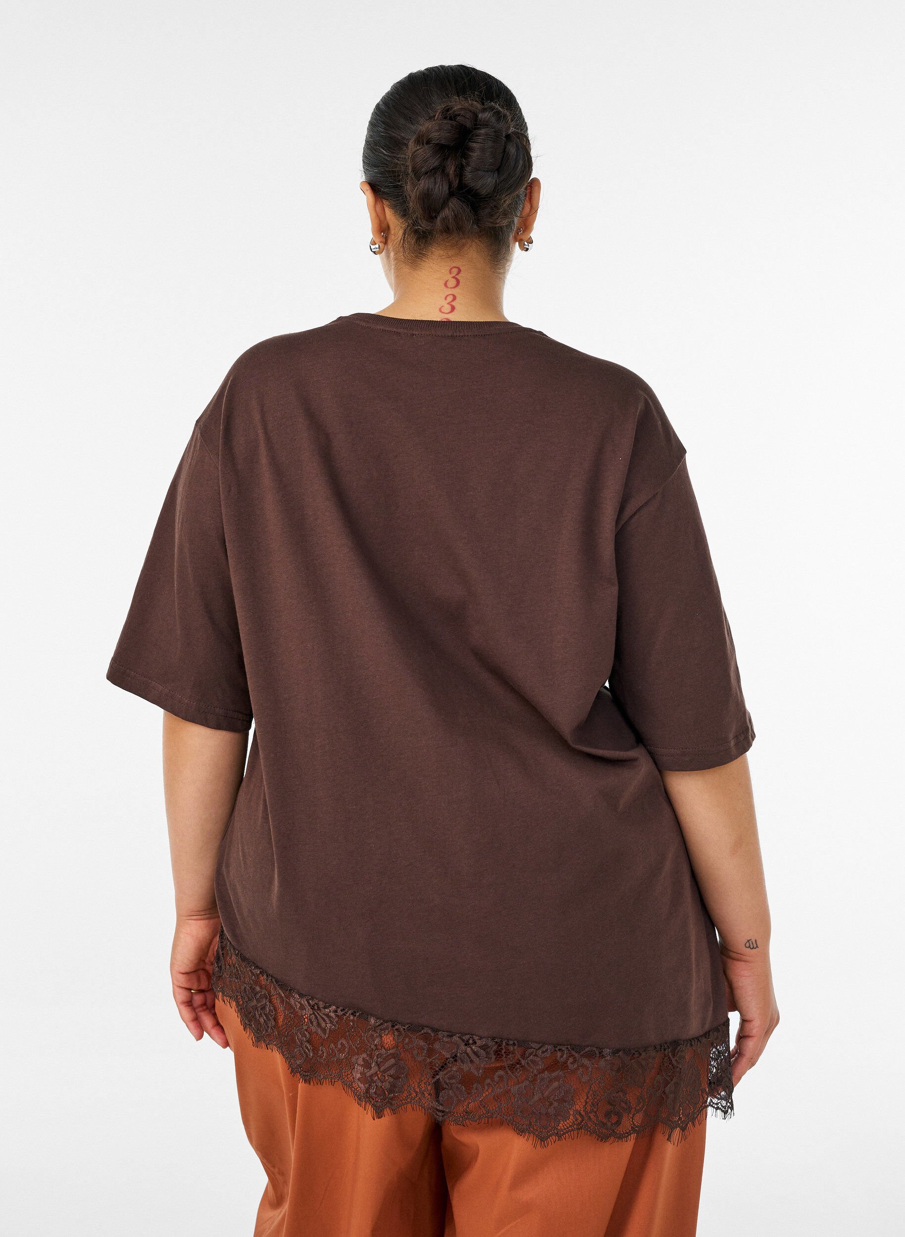 ZizziT-shirt med asymmetrisk blondekant, Brun, Model image number 2