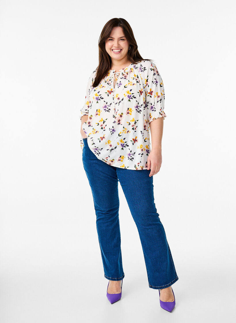 Blomstret viskosebluse med halvlange ærmer, Hvid, Model image number 1