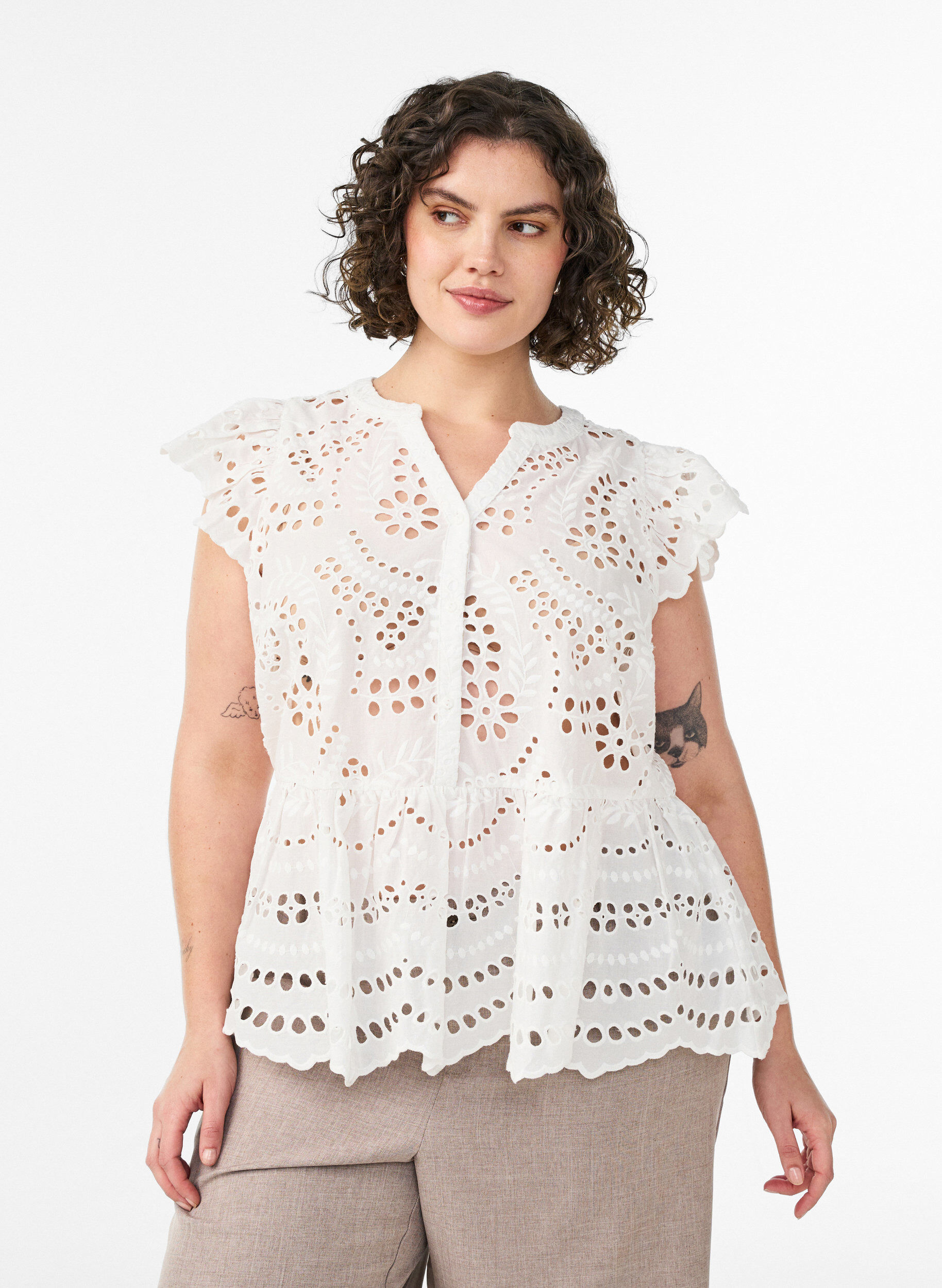 Zizzi &AElig;rmel&oslash;s bluse i broderie anglaise med fl&aelig;ser, Hvid, Model image number 0