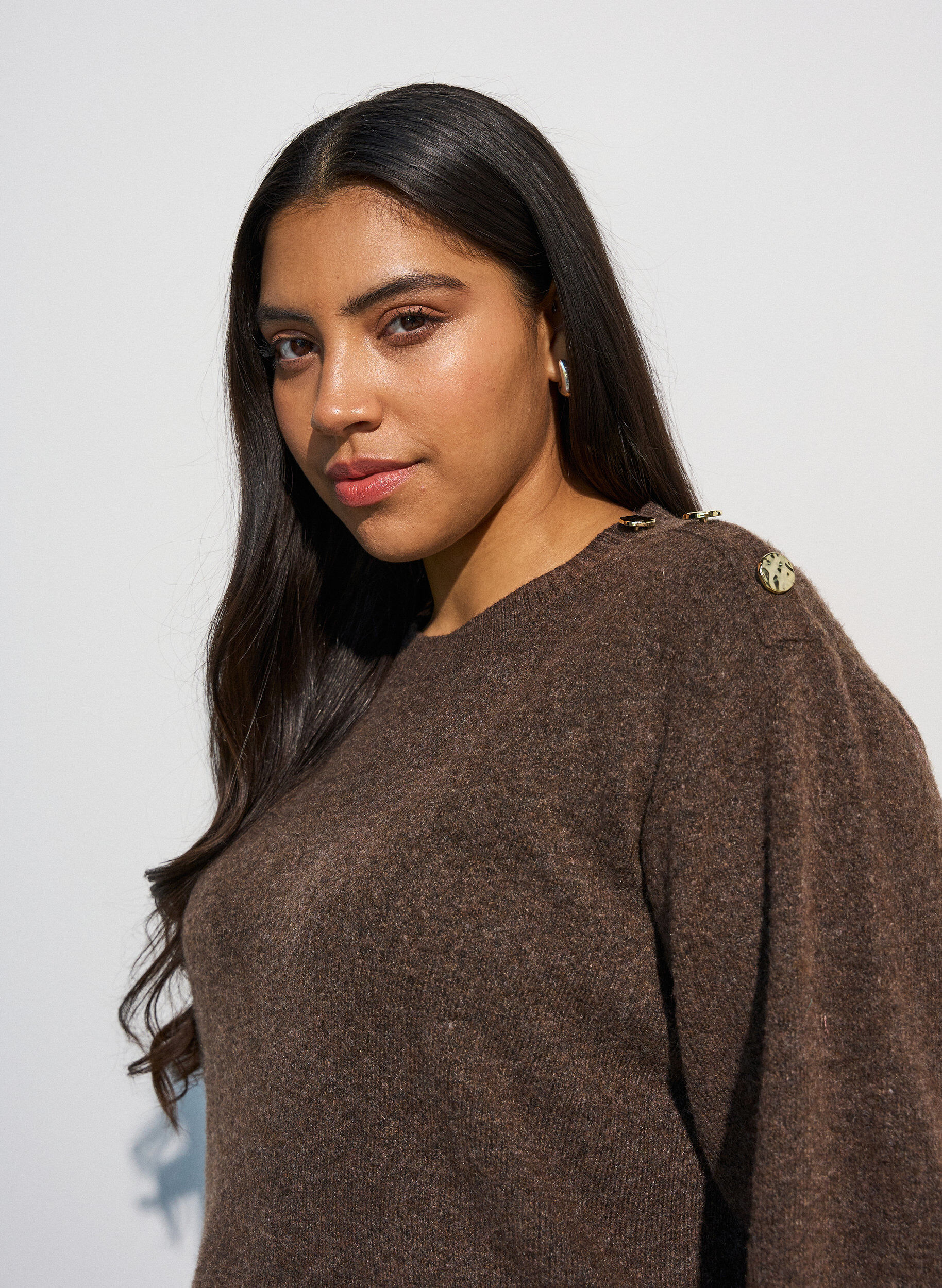 ZizziStrikbluse med knapdetalje, Brun, Model image number 3