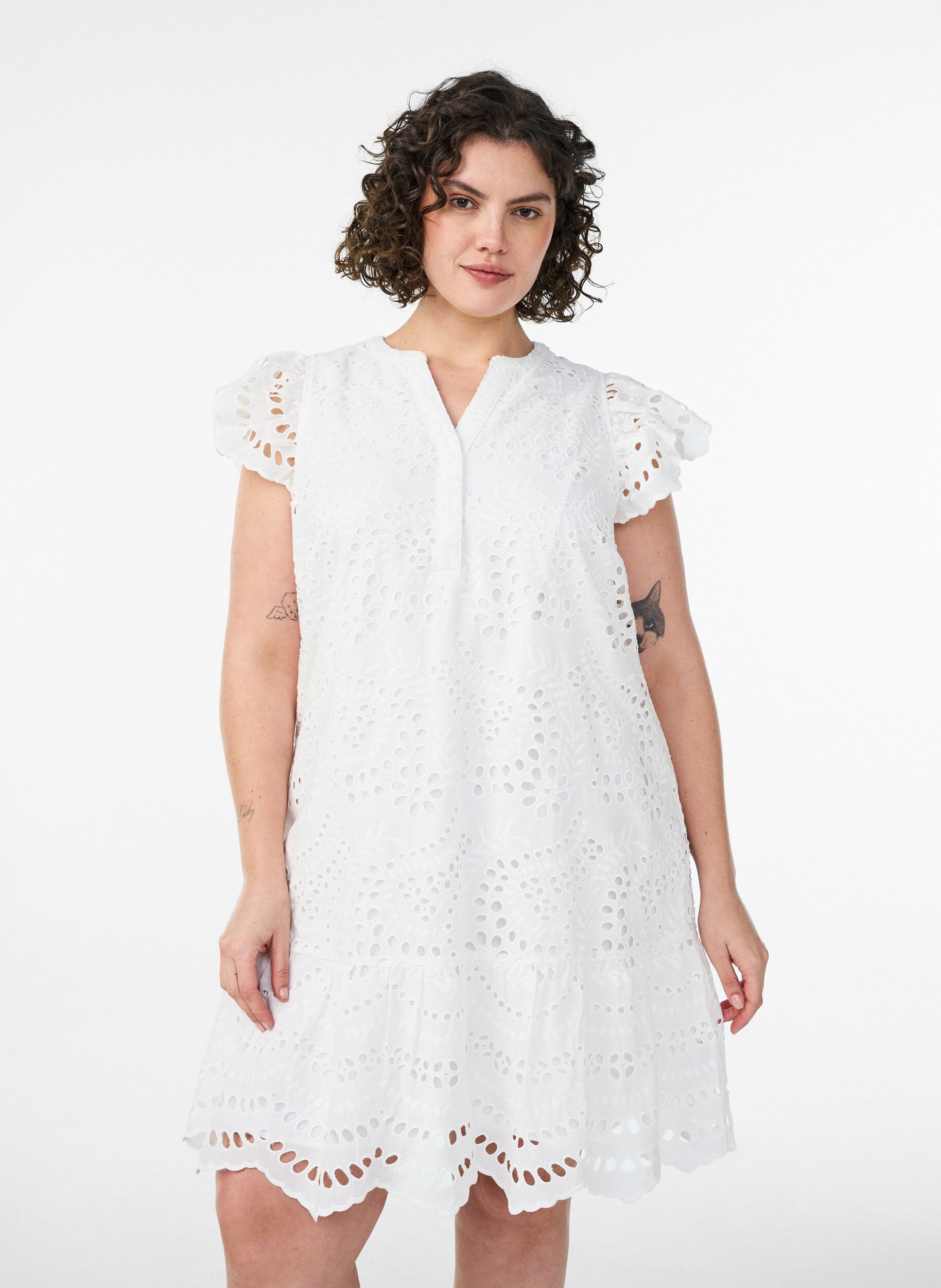 Zizzi Kjole i broderie anglaise med fl&aelig;se&aelig;rmer, Hvid, Model image number 0