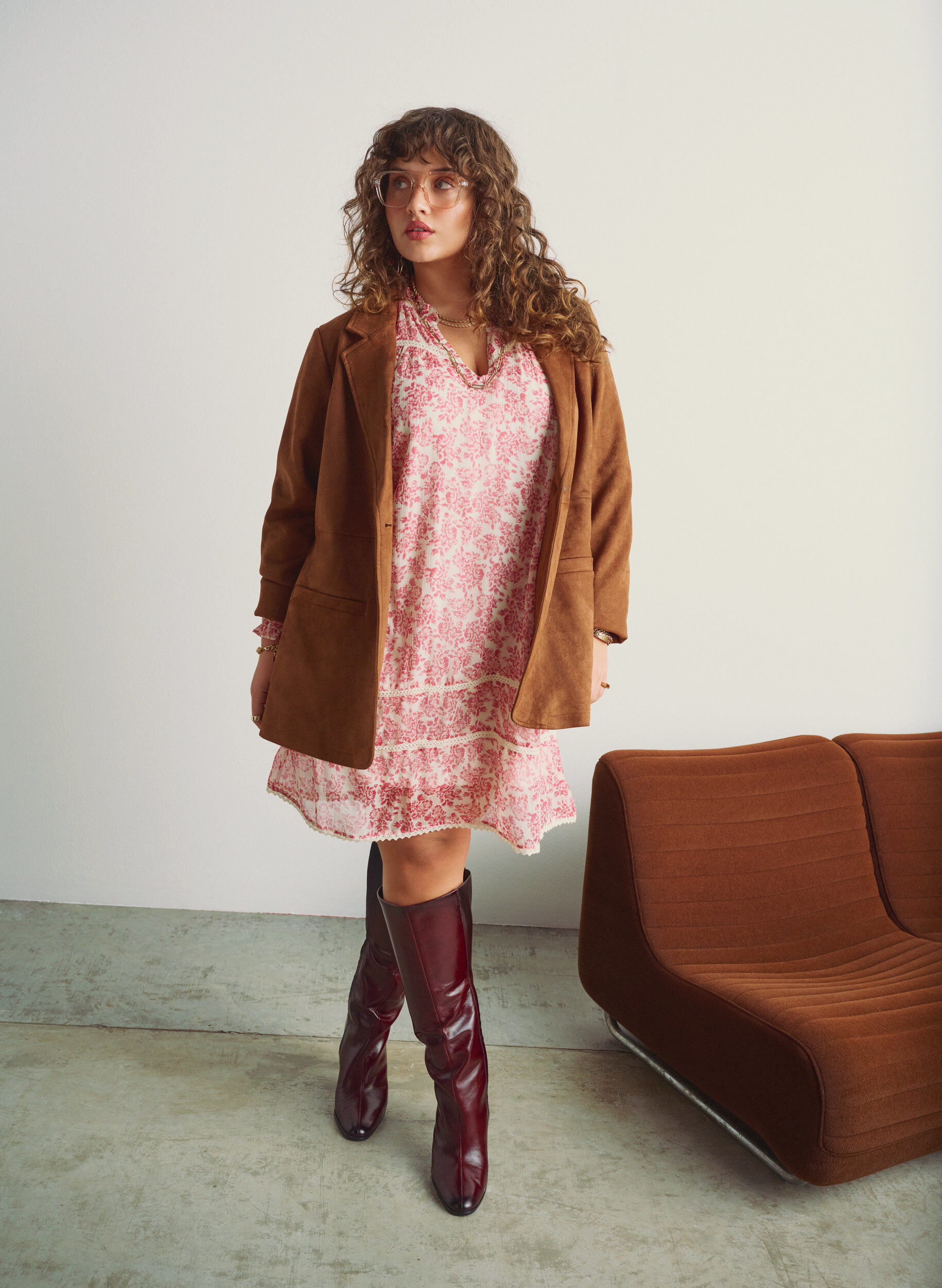 Kort kjole i chiffon med crochet-detaljer