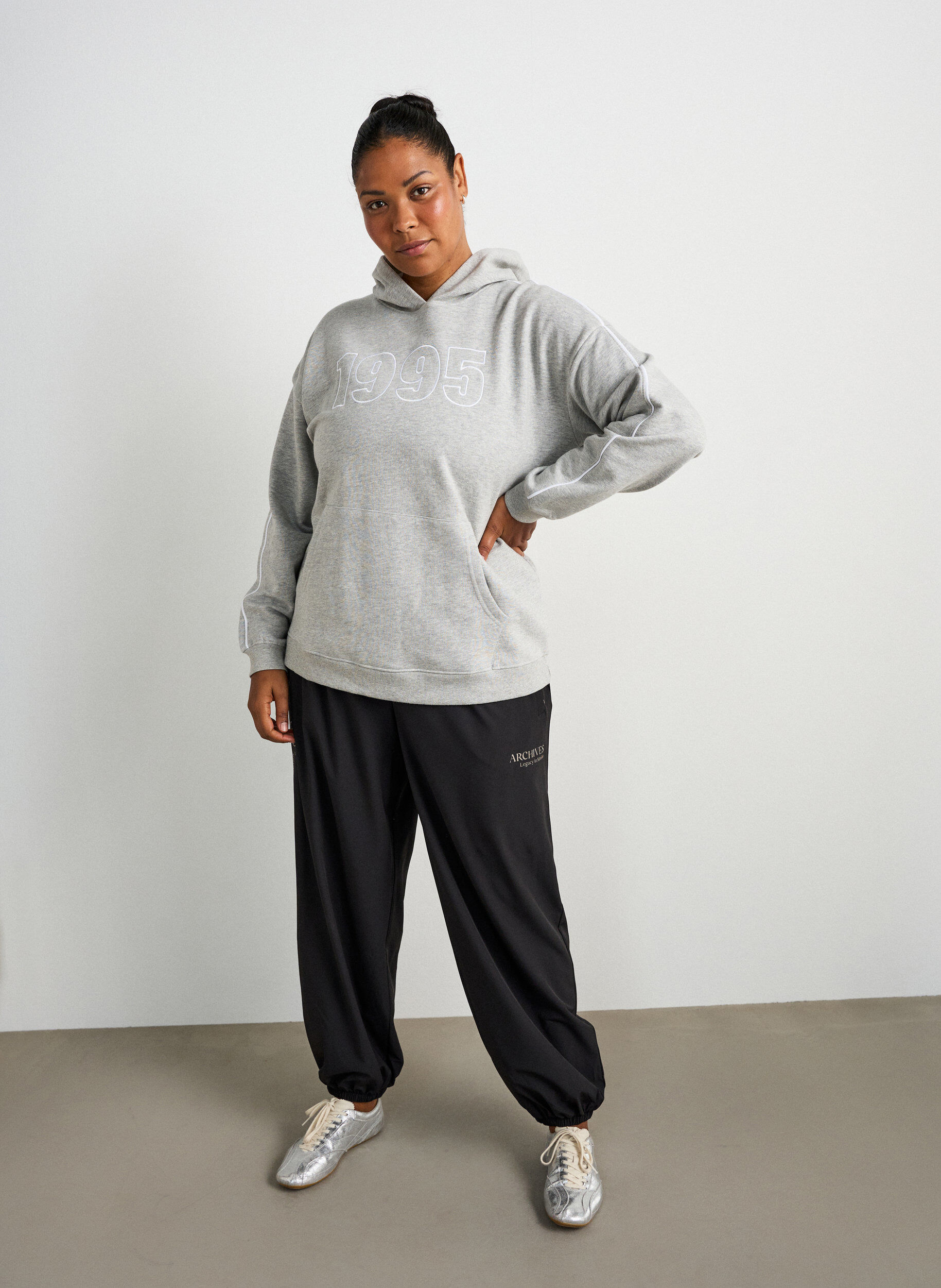 ZizziH&aelig;ttetr&oslash;je med broderet motiv, Gr&aring;, Model image number 1