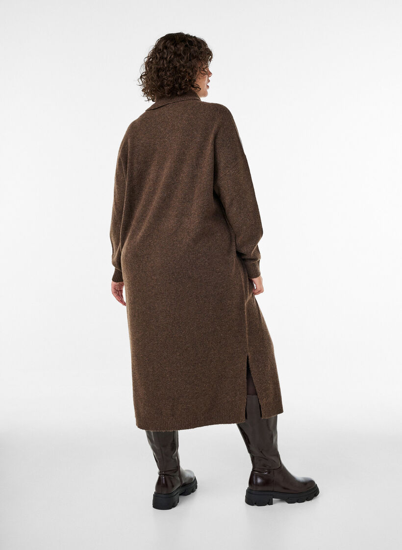 Strikkjole med rullekrave og slidser, Brun, Model image number 1