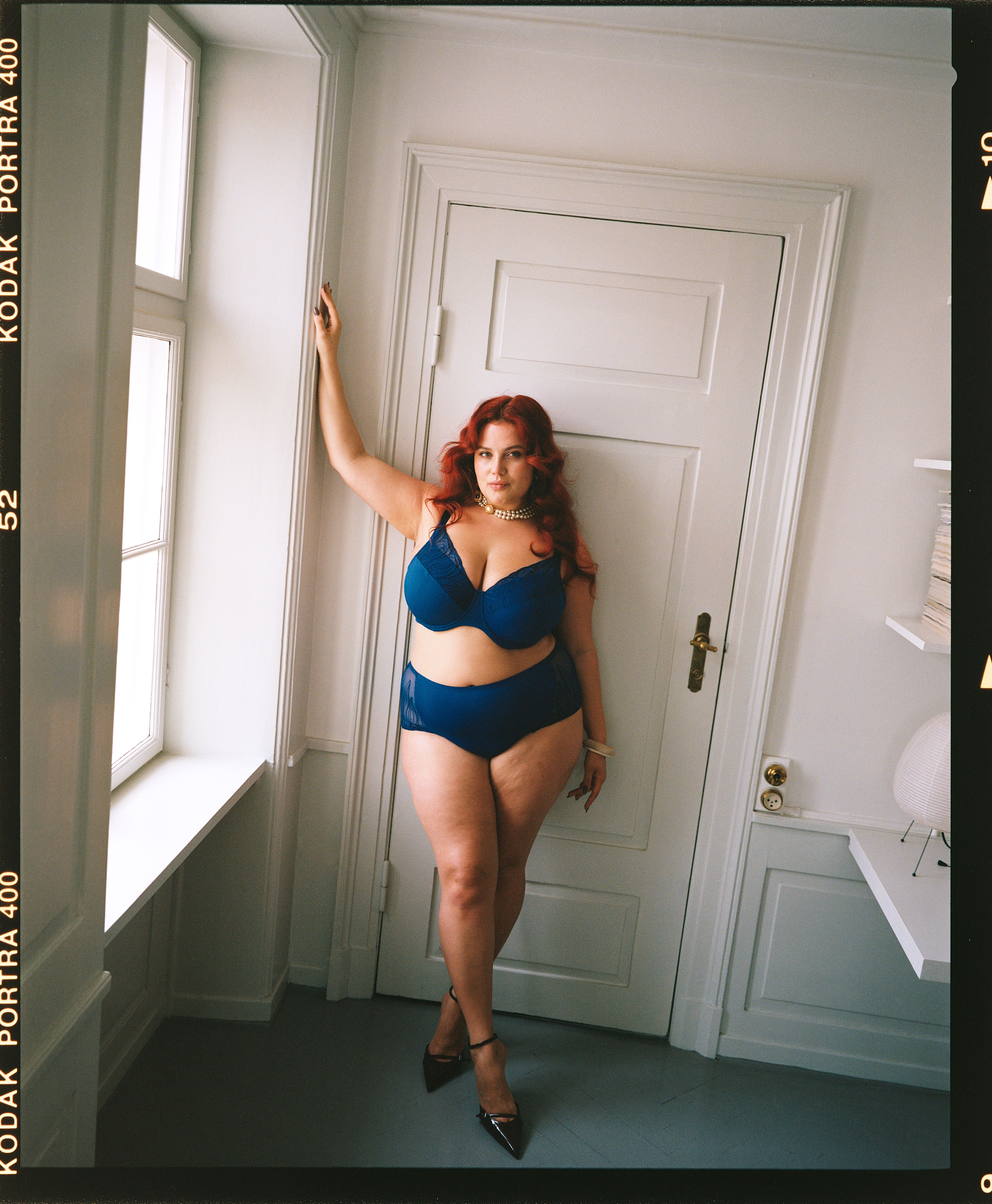 Zizzi S&aelig;t i bl&aring; med smukke detaljer, , Model