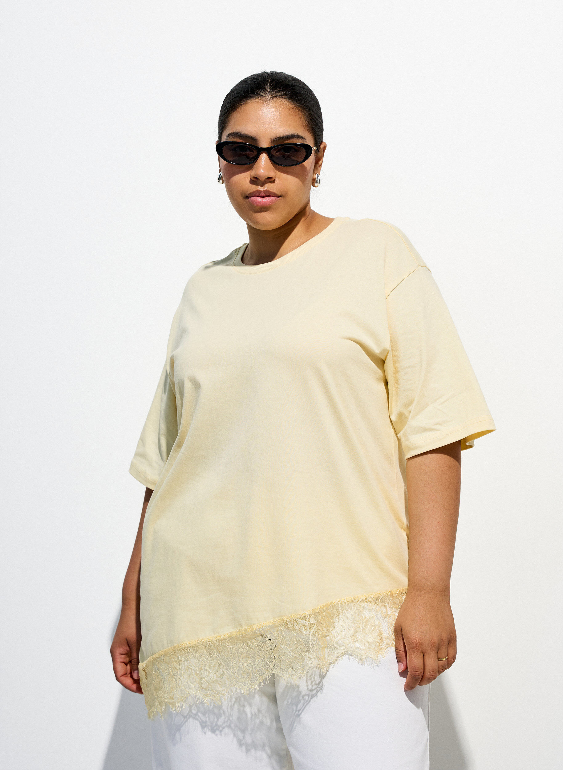 ZizziT-shirt med asymmetrisk blondekant, Gul, Image image number 0