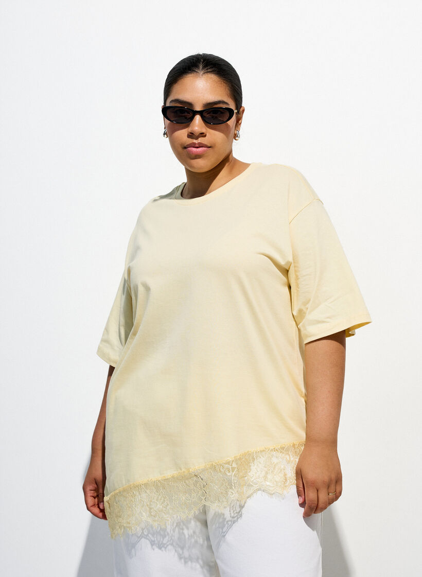 T-shirt med asymmetrisk blondekant, Gul, Image image number 0