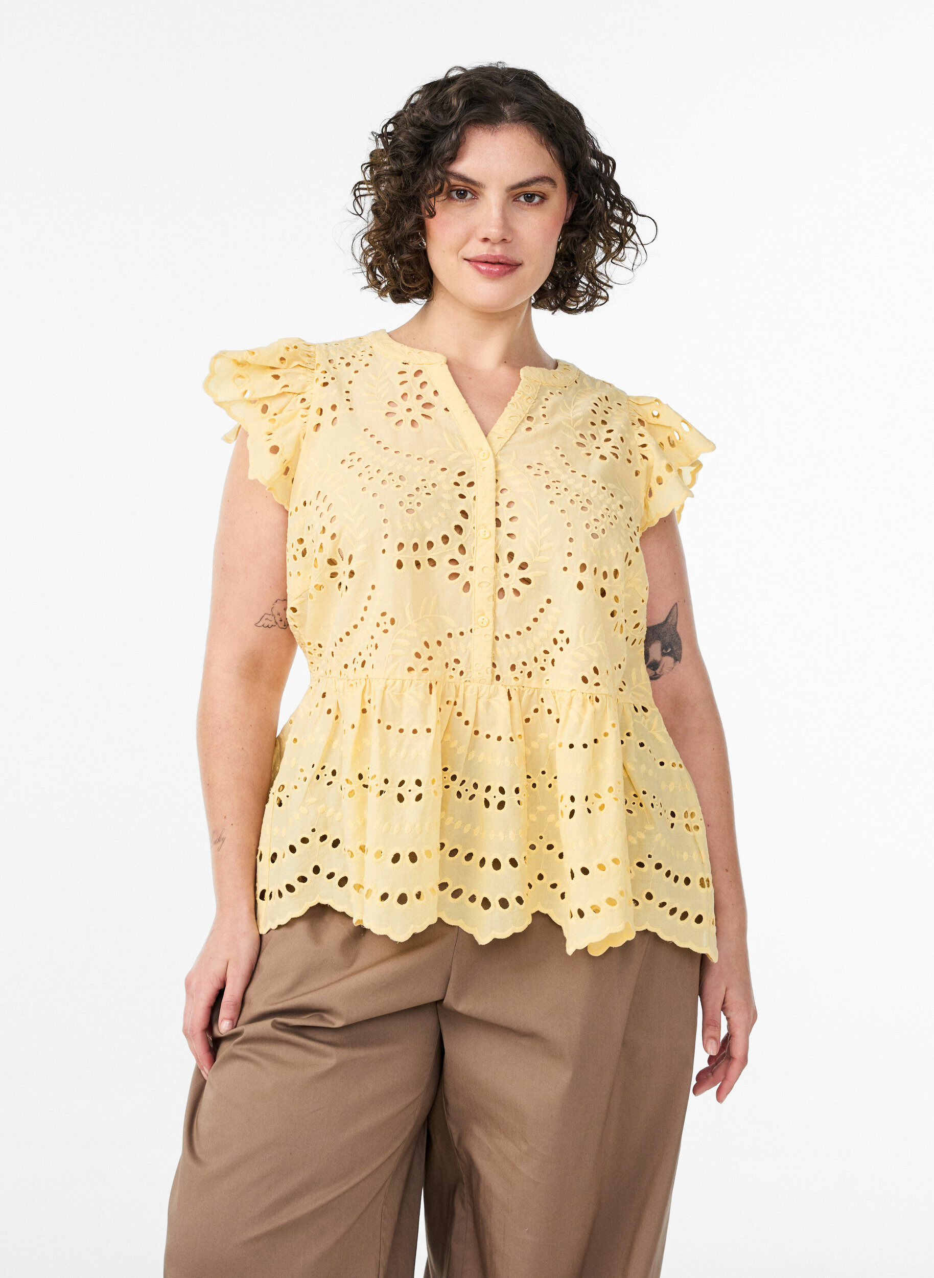 Zizzi &AElig;rmel&oslash;s bluse i broderie anglaise med fl&aelig;ser, Gul, Model image number 0