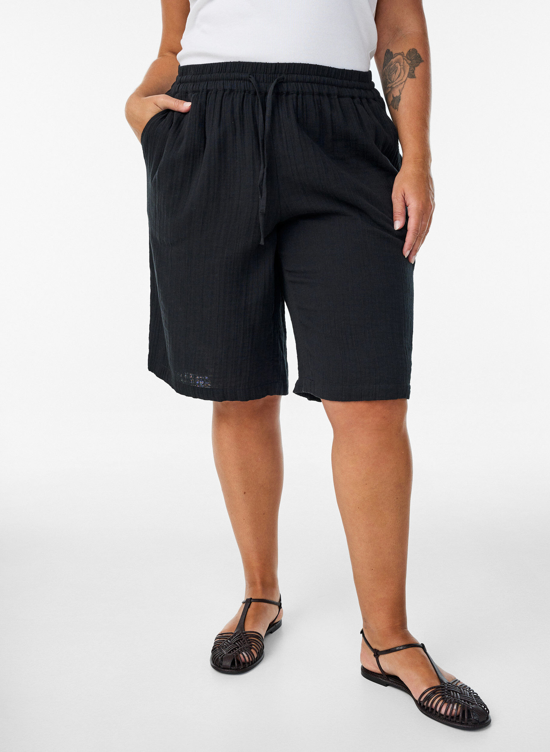 ZizziL&oslash;se shorts i bomuldsmusselin med h&oslash;j talje, Sort, Model image number 3