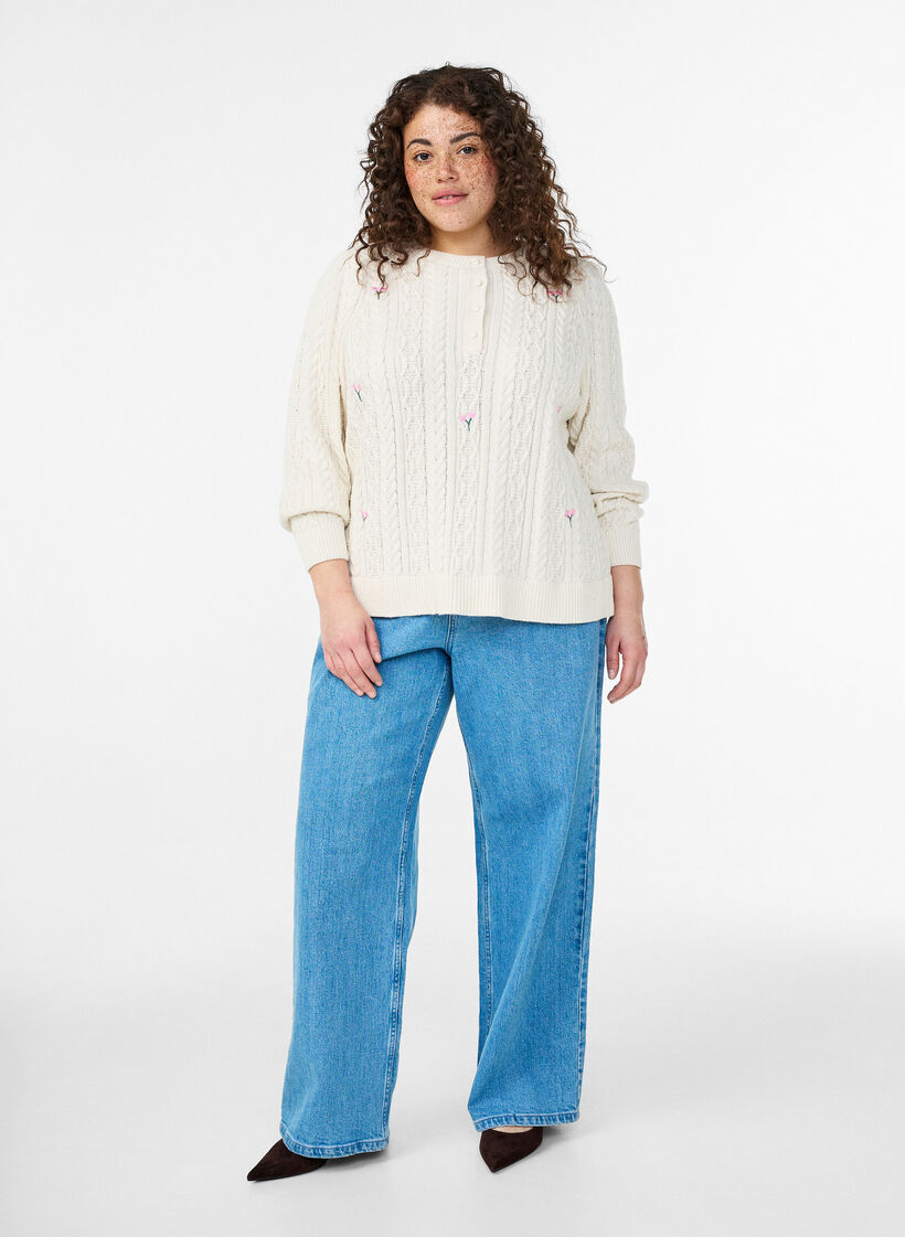 Strikbluse med kabelm&oslash;nster og broderede blomster, Hvid, Model image number 1
