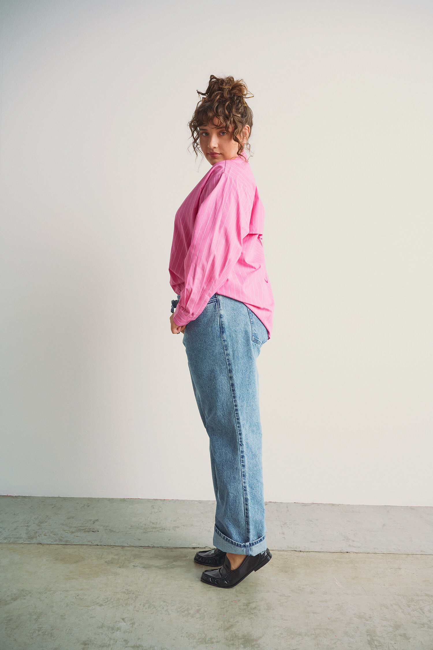 Zizzi Skjorte med bindedetalje p&aring; ryggen, , Model