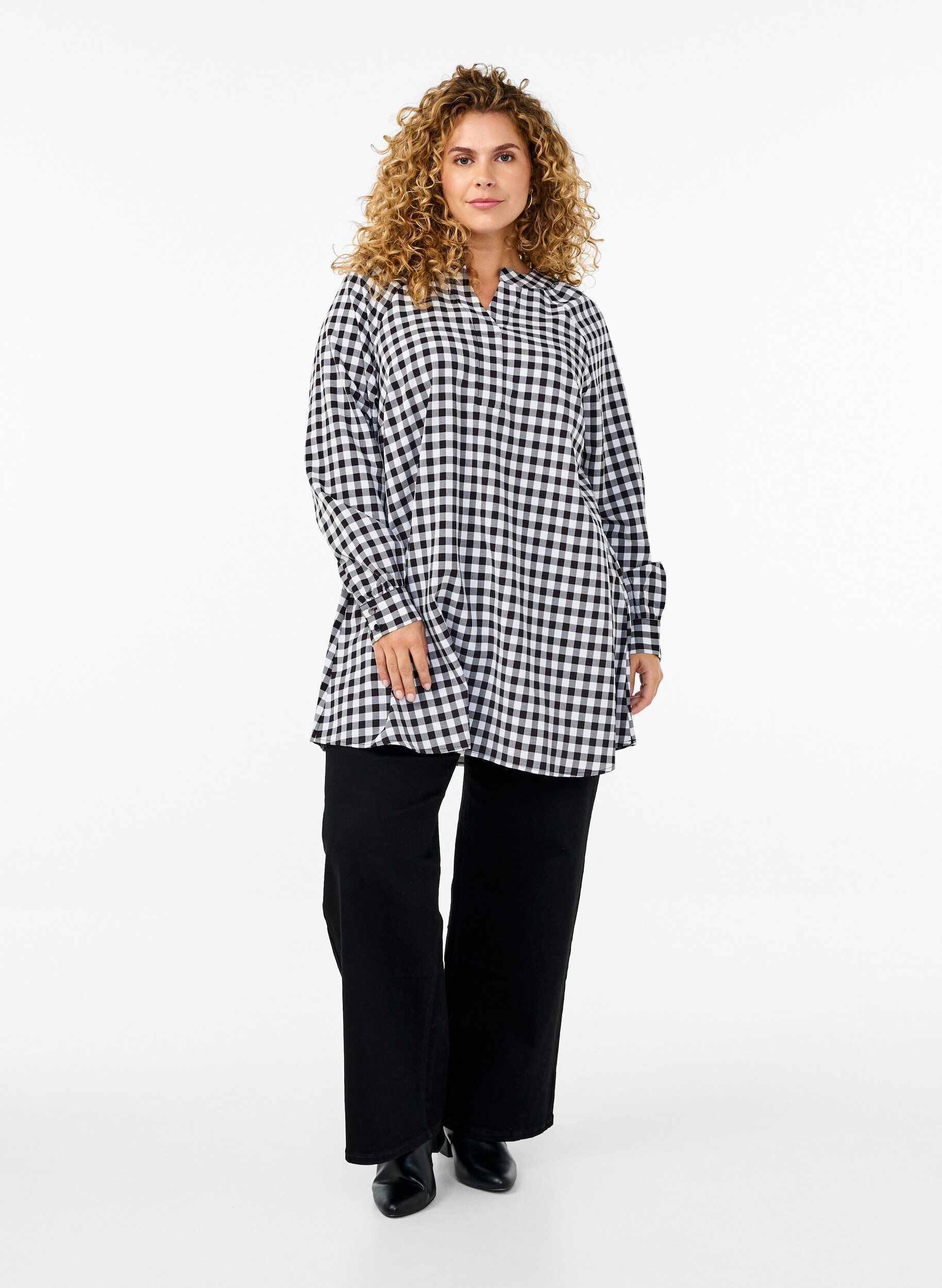 Zizzi Ternet tunika med V-hals, Black/W. Gingham, Model image number 2