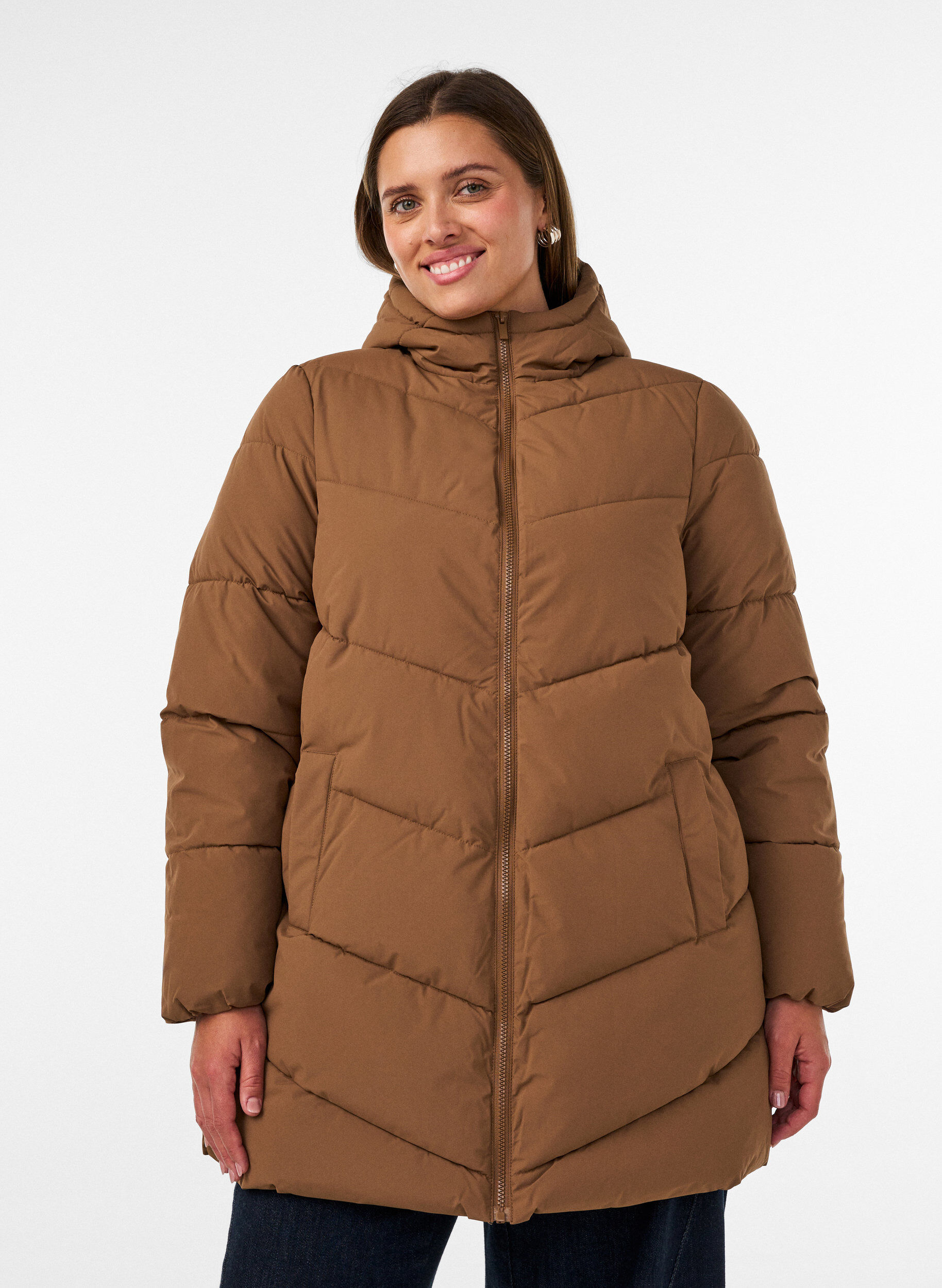 Mellemlang pufferjakke med h&aelig;tte, Brun, Model