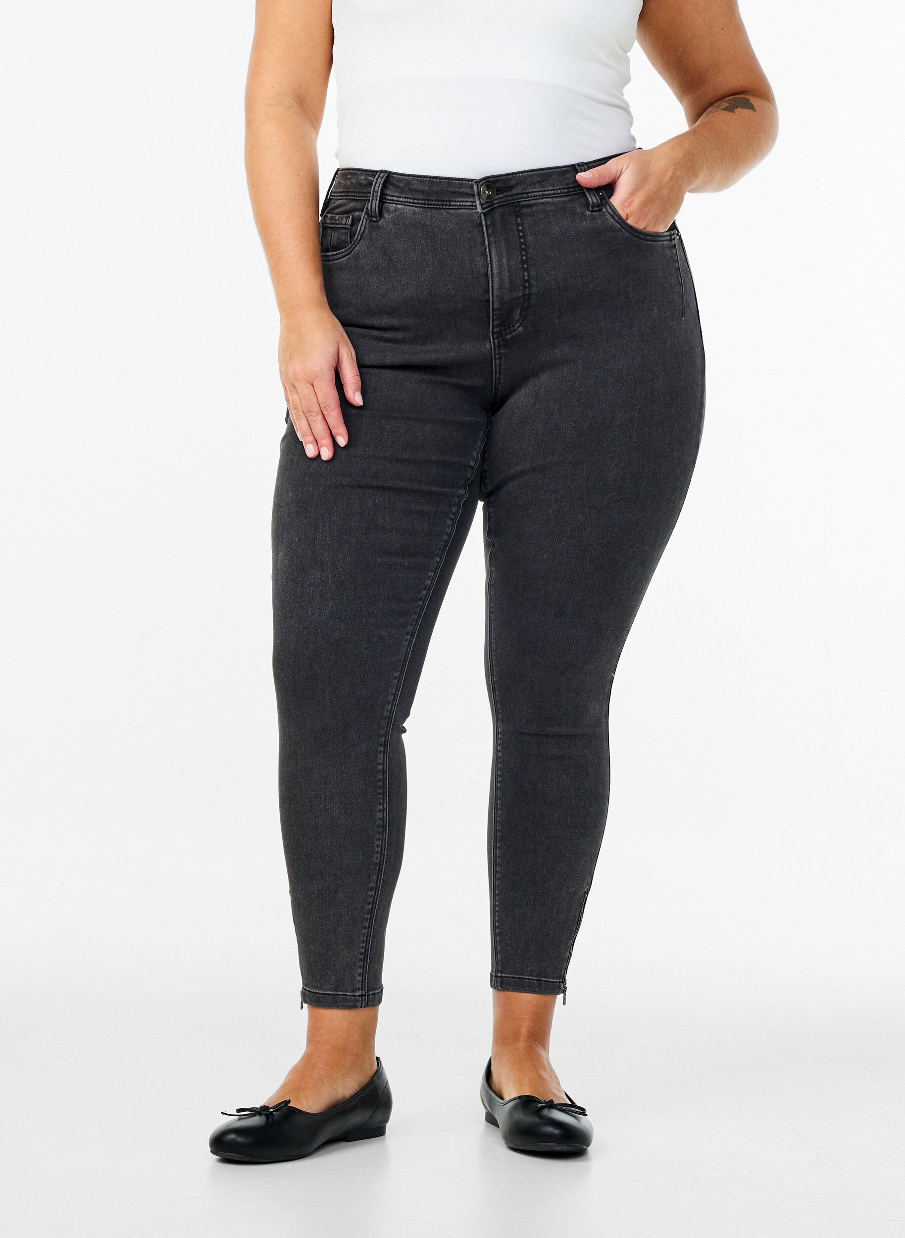 ZizziCropped Amy jeans med lynl&aring;sdetalje, Gr&aring;, Model image number 3
